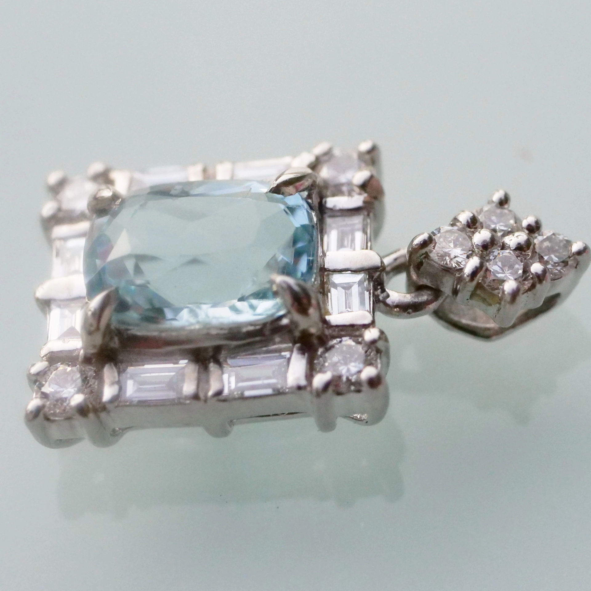 Platinium Aquamarin and Diamonds..a good Choice
