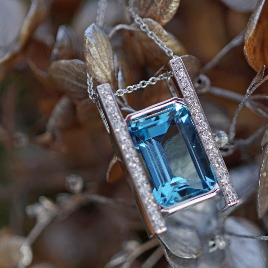 Farbenjäger Kollektion:Santa-Maria-Aquamarin-Brillant-Anhänger mit Kette, 750er-Weißgold