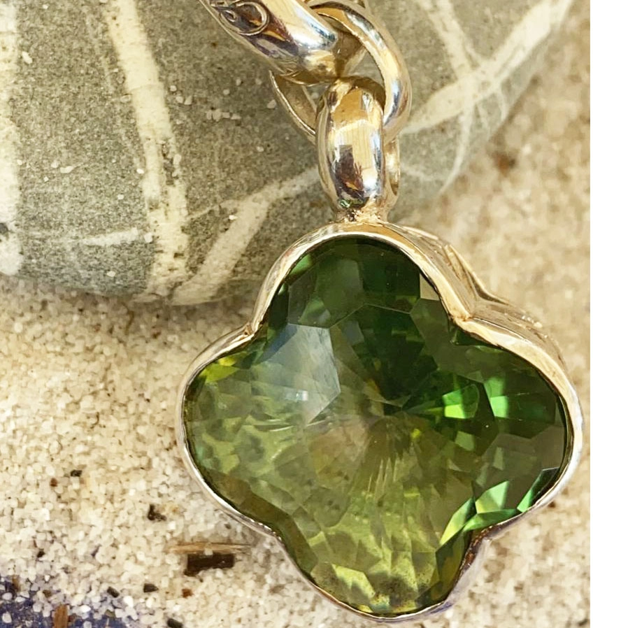 Chilango Anhänger intensiv Green Amethyst Flower Diamond Cut 925er Silber