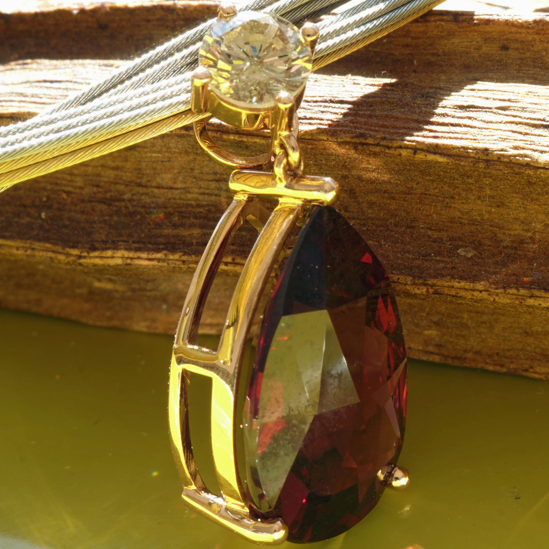 Rhodolithe Garnet 10 ct amazing Color with IGI Diamond