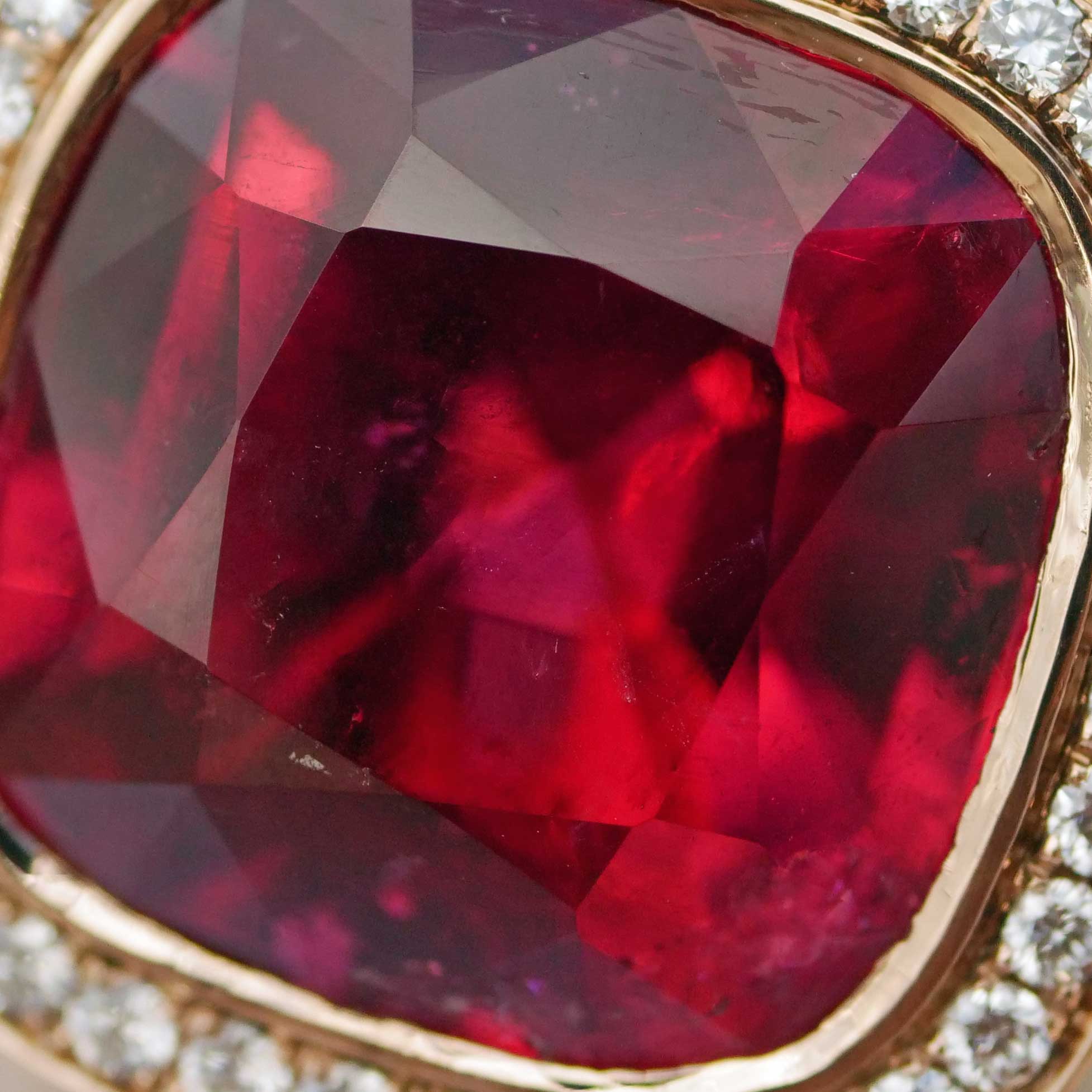 Rare Rubellite Brilliant Ring from Afghanistan 23.10 ct red-pink Exception of Luminosity AAA+