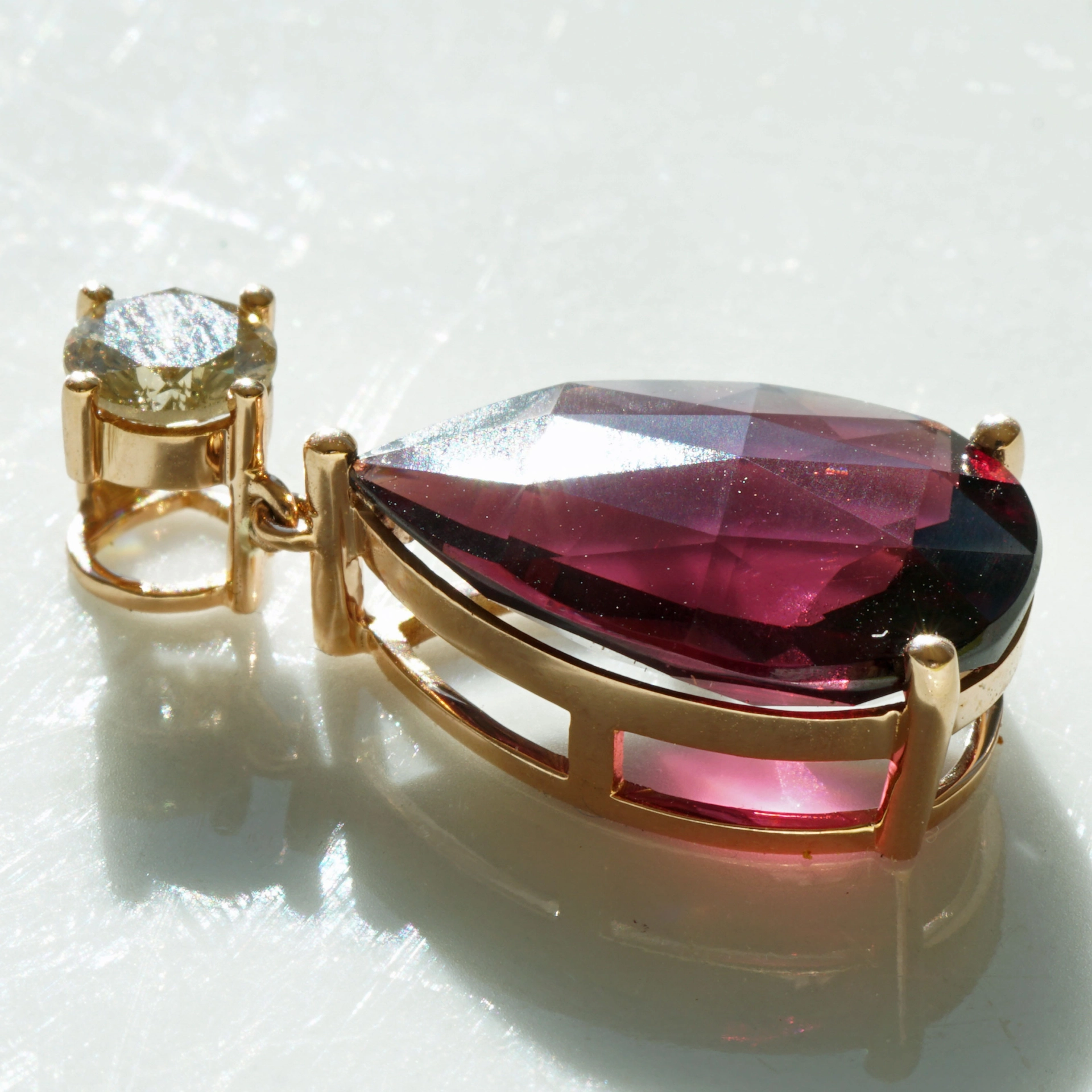 Rhodolithe Garnet 10 ct amazing Color with IGI Diamond