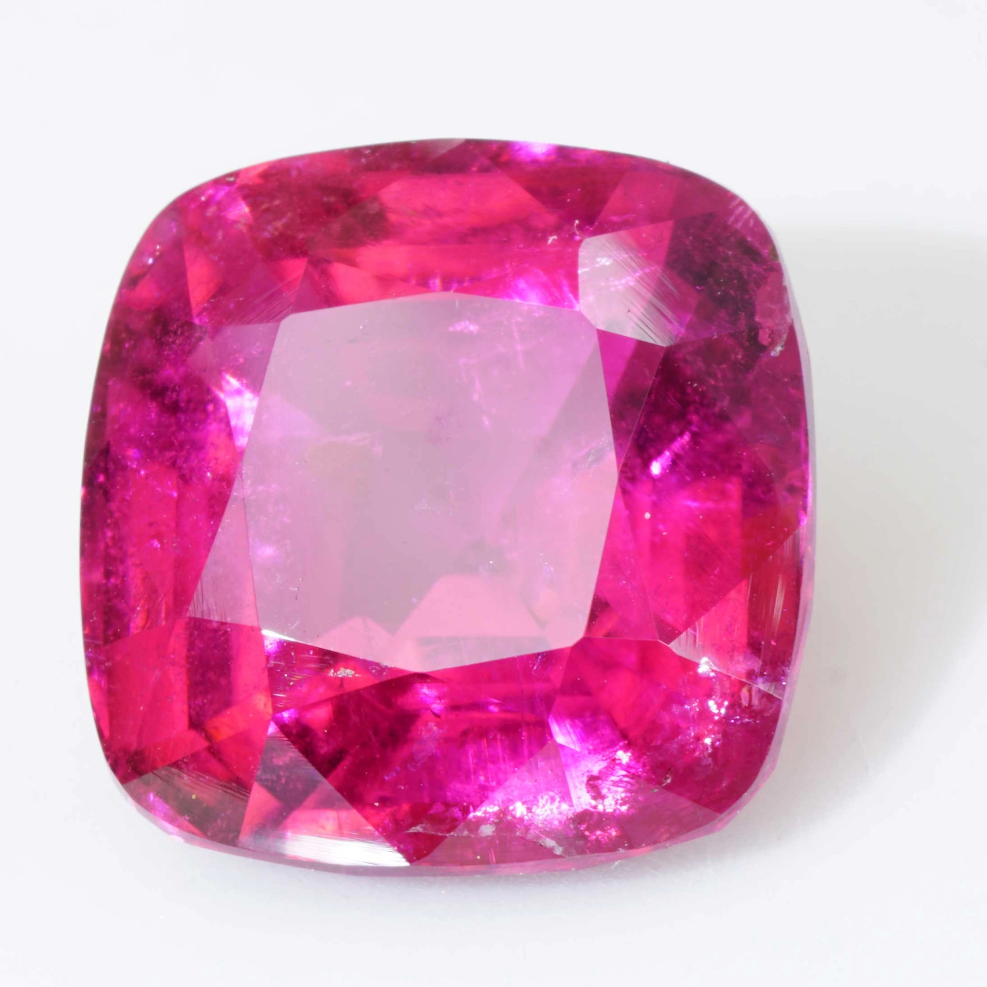 Rare Rubellite from Afghanistan 23.10 ct red-pink Exception of Luminosity AAA+