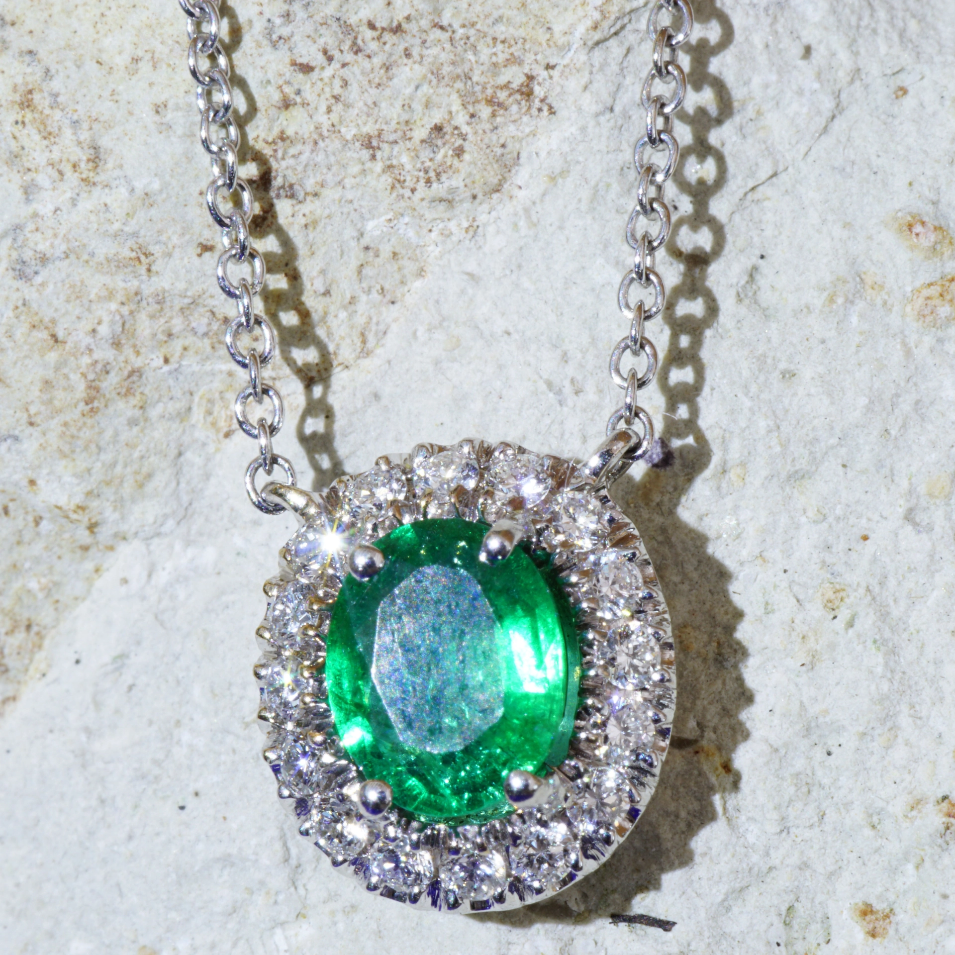 Diamond Emerald Necklace....18 kt Whitegold....bright green Emeraldcolor