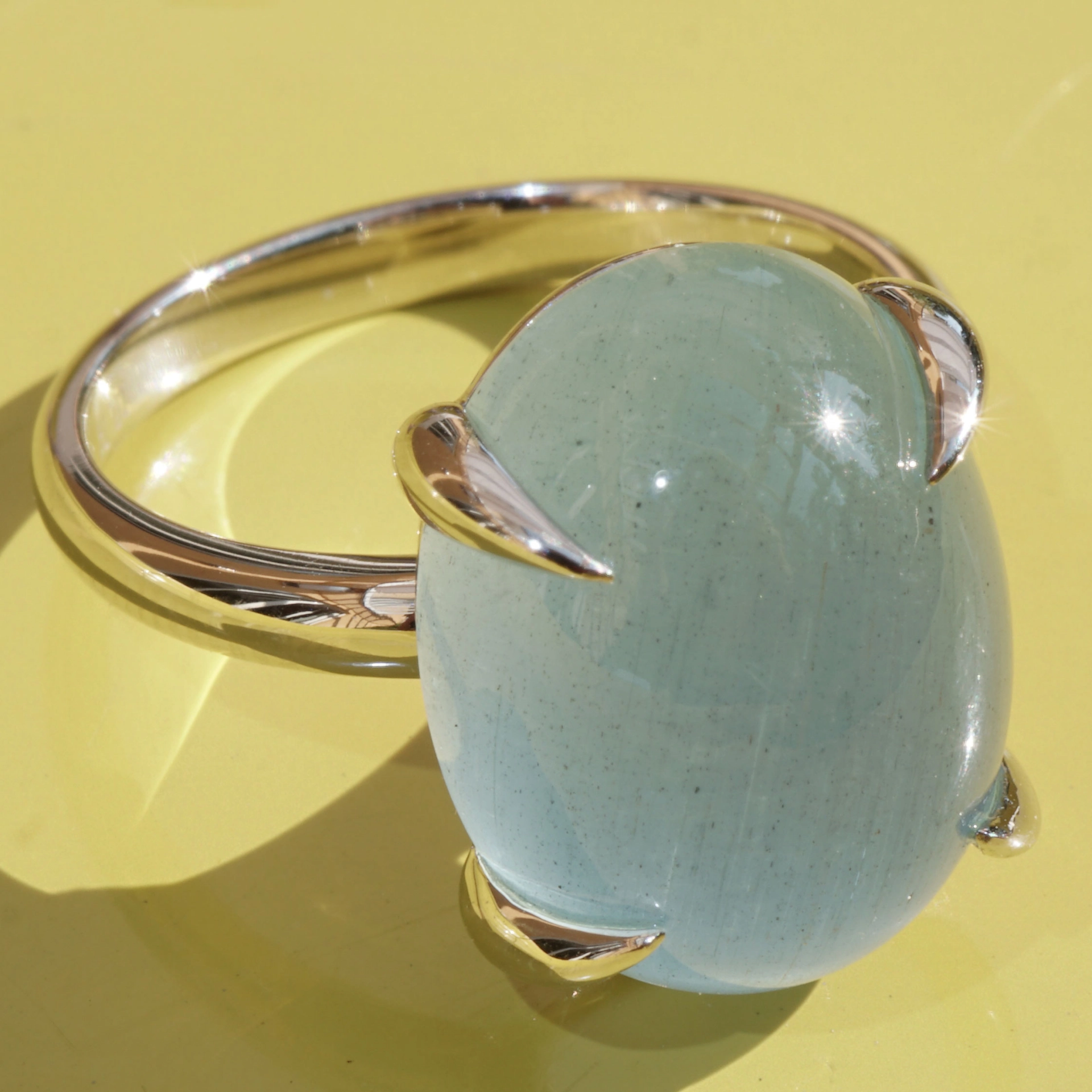 Aquamarin Ring 18 kt White Gold ...magic Light