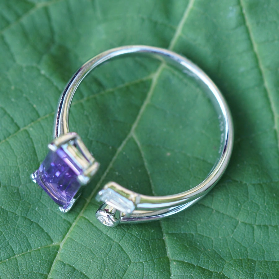 Brilliance Amethyst Ring 18 kt White Gold...rope like