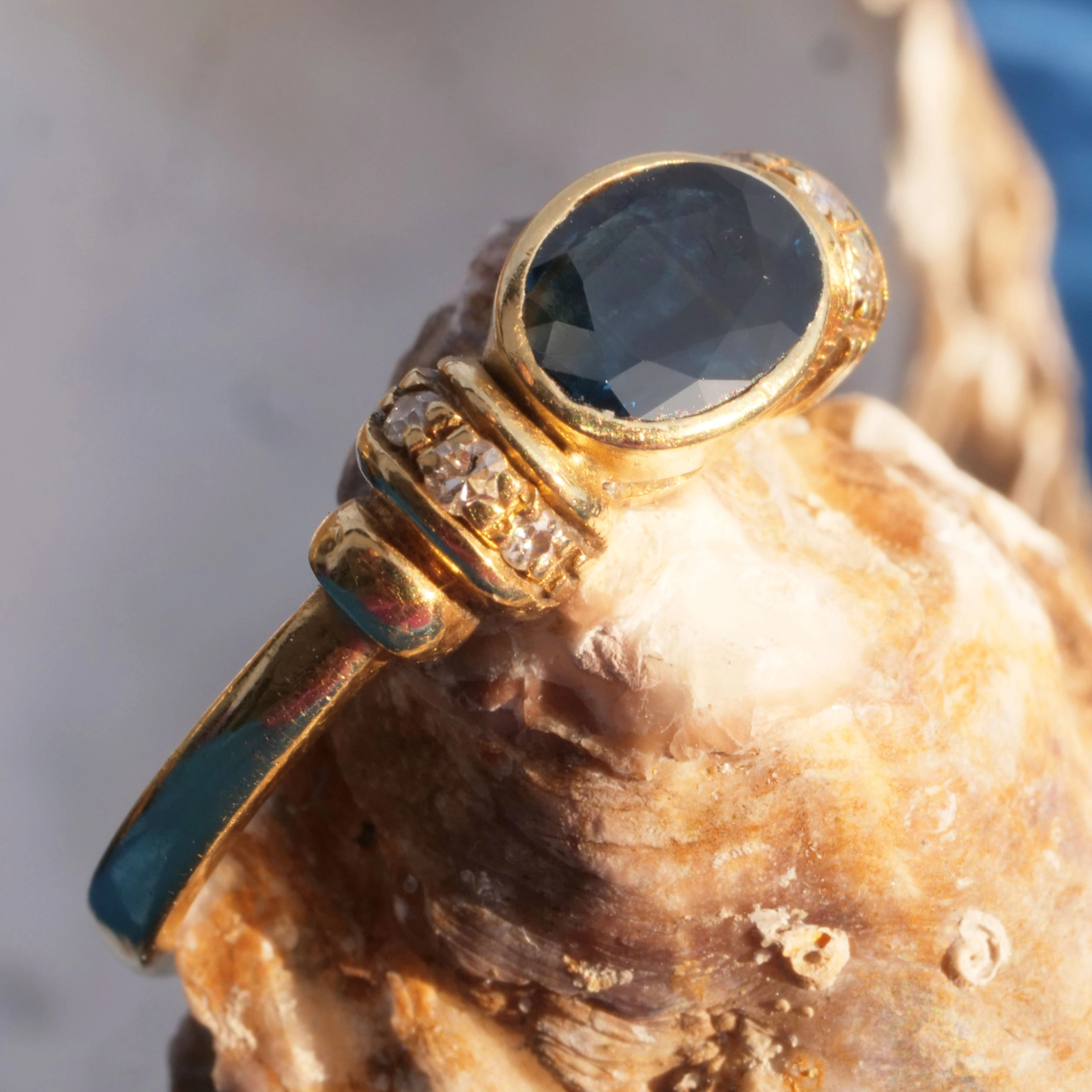 Saphire Brilliant Ring 18 kt Yellow Gold new and handmade 0.60 ct dark blue