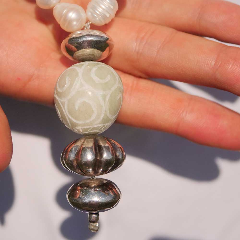 Chilango freshwater necklace in 100 cm length with great carved jade pendant 925 silver