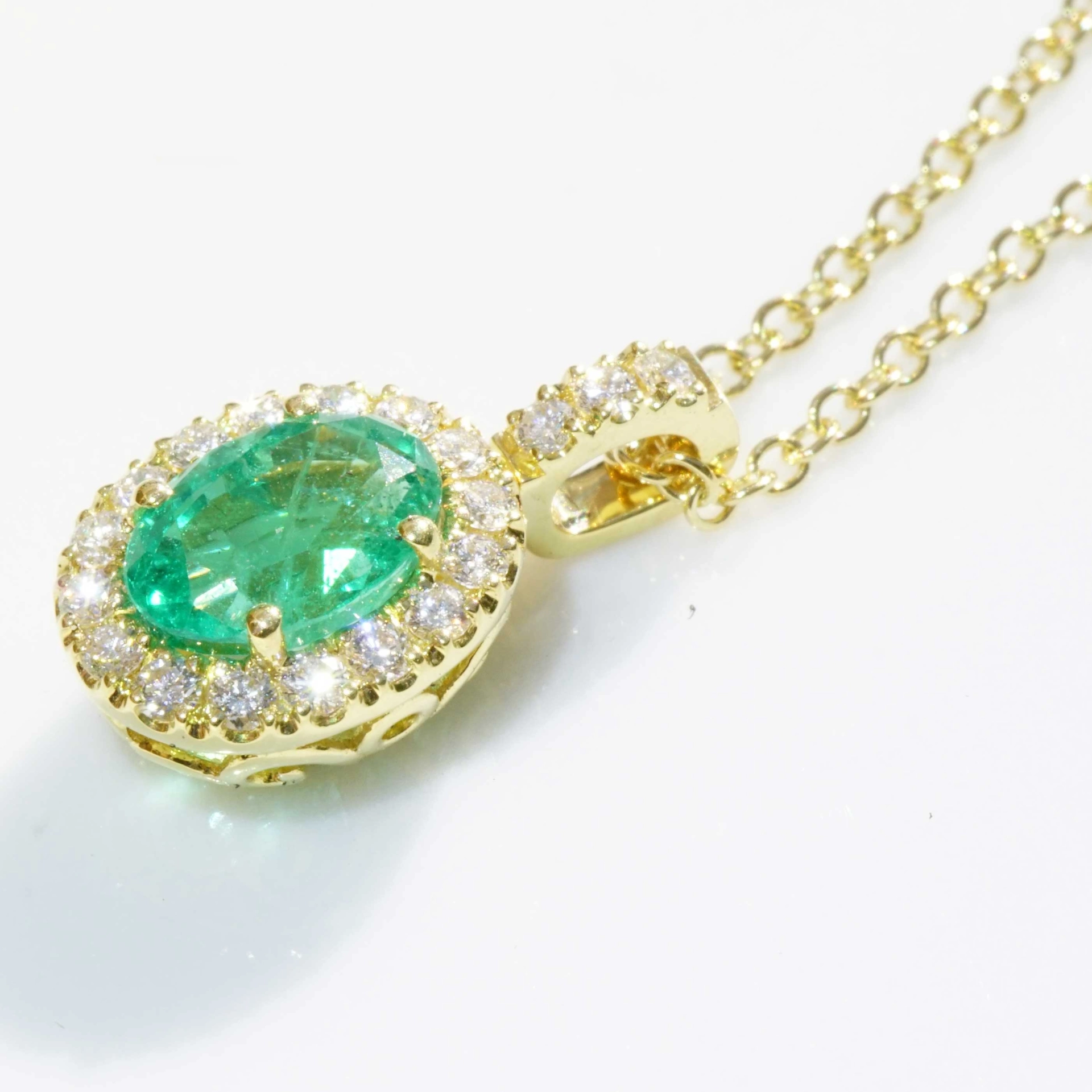 Top Emerald Brilliant Pendant with Chain 18 kt Yellow Gold 0.90 ct AAA+