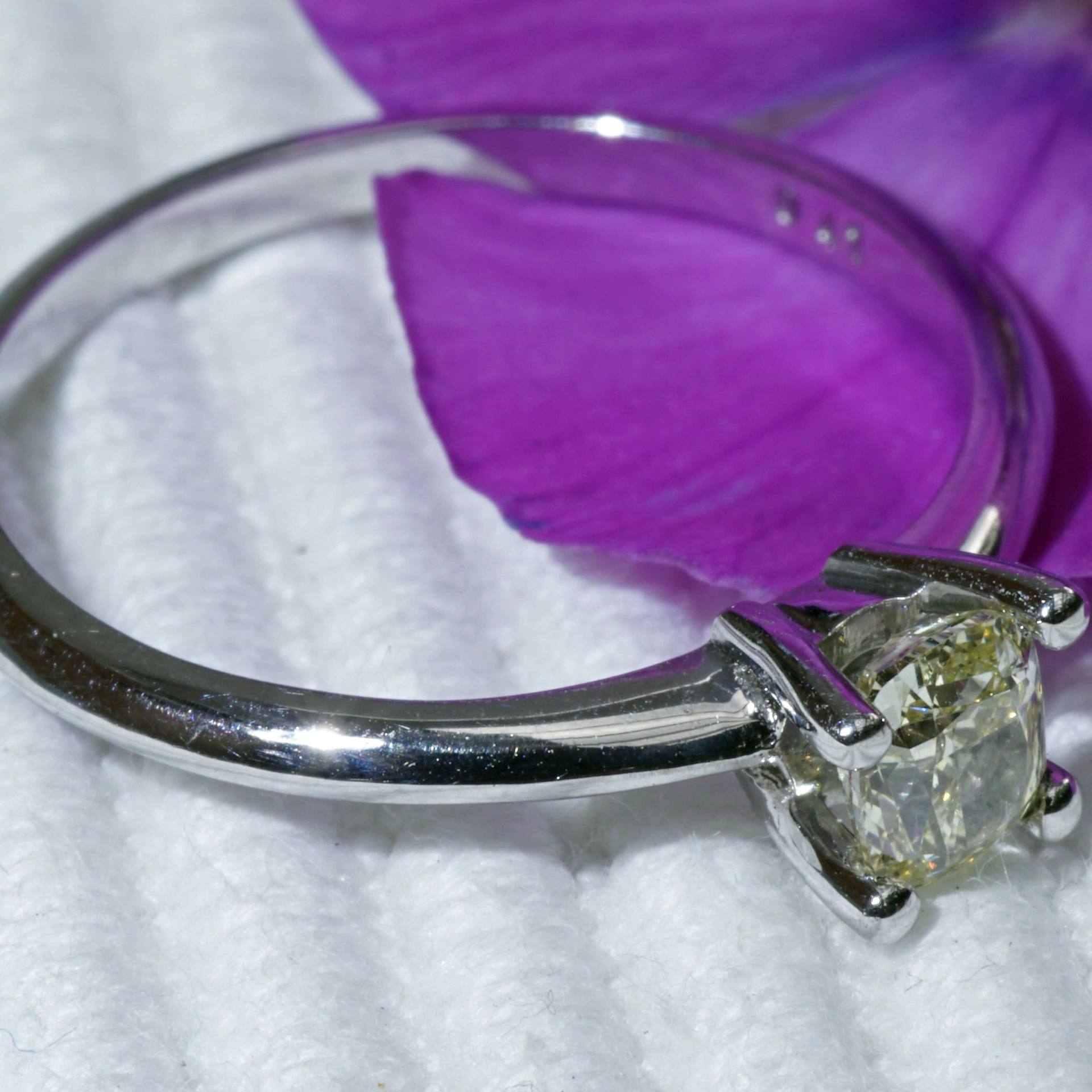 Fancy Yellow Diamond Engagement Ring 0.41 ct 18 kt White Gold Natural Color HRD Certificate