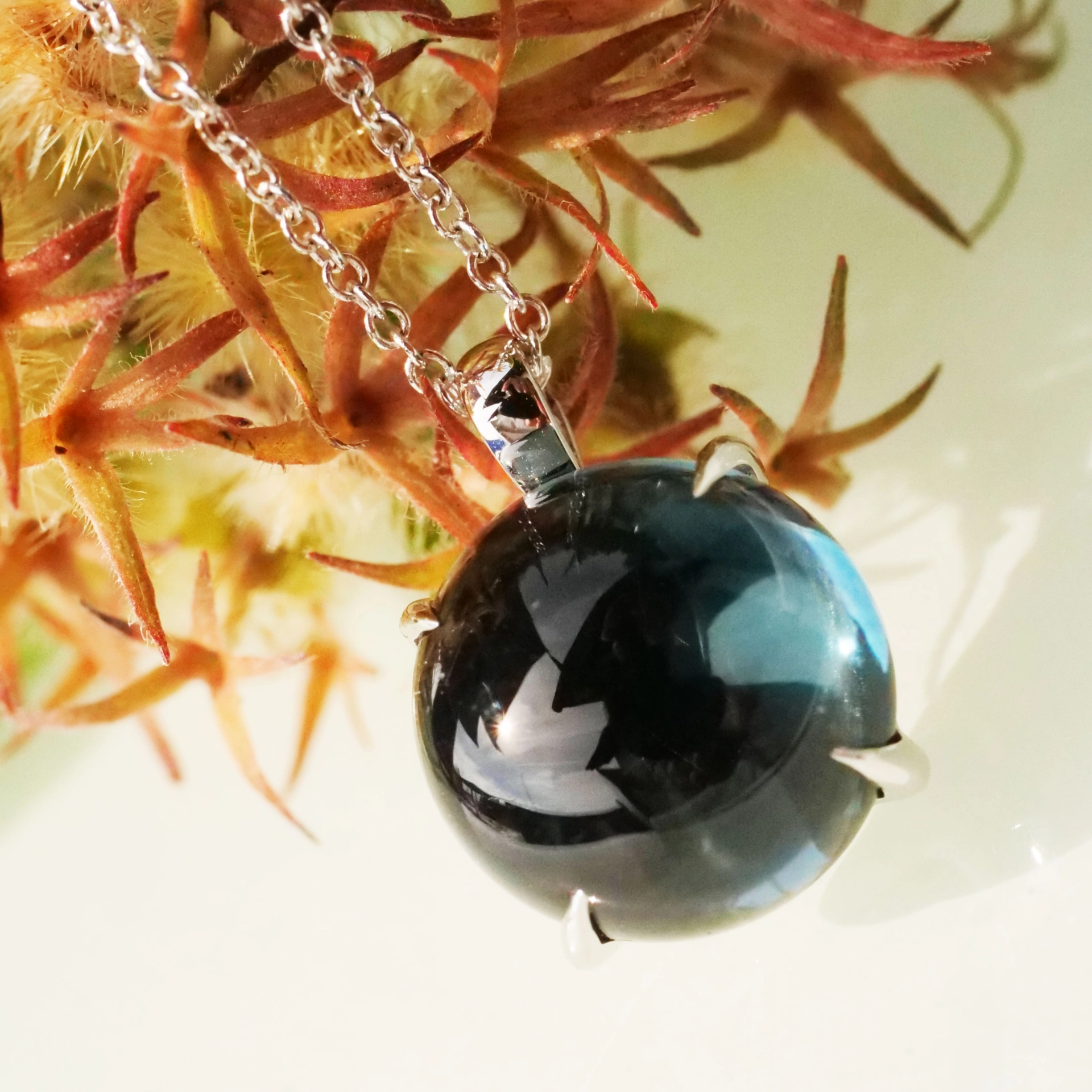 Blue Topaz Pendant with Chain 18 kt White Gold perfect floating Effect and cool Design