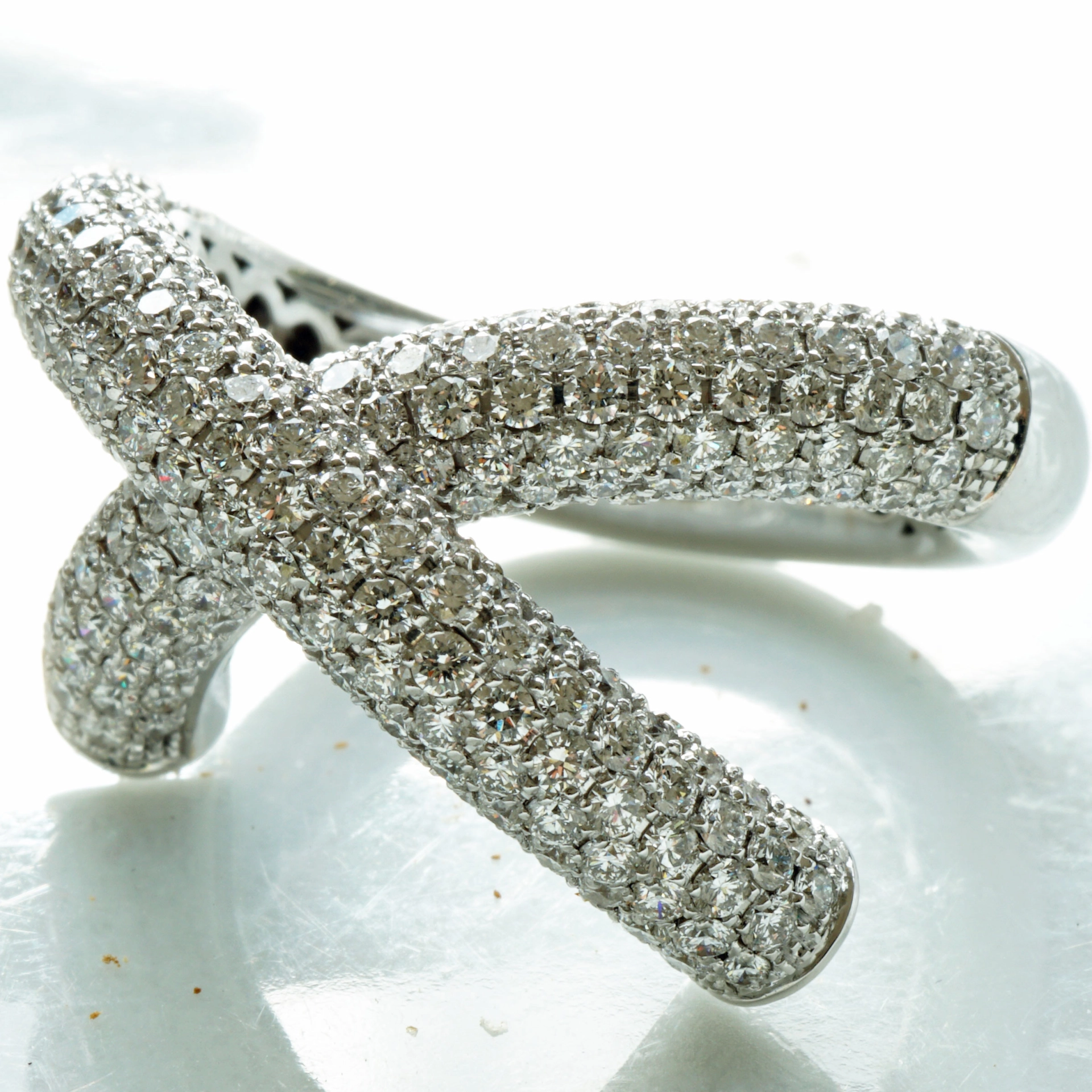 Give me a X....diamond Highlight, what a design! 18kt  whitegold, every diamond set with very professionell, approx. 3.42 ct