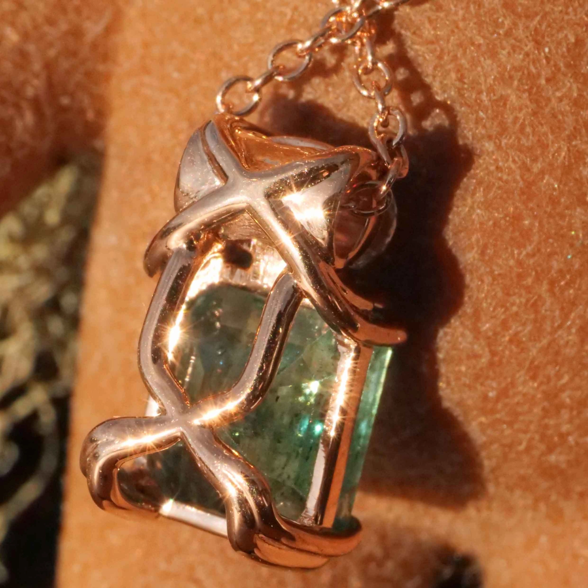Sambia Emerald Brilliant Pendant with Chain 18 kt Yellow Gold 2.49 ct 0.51 ct IGI Expertise