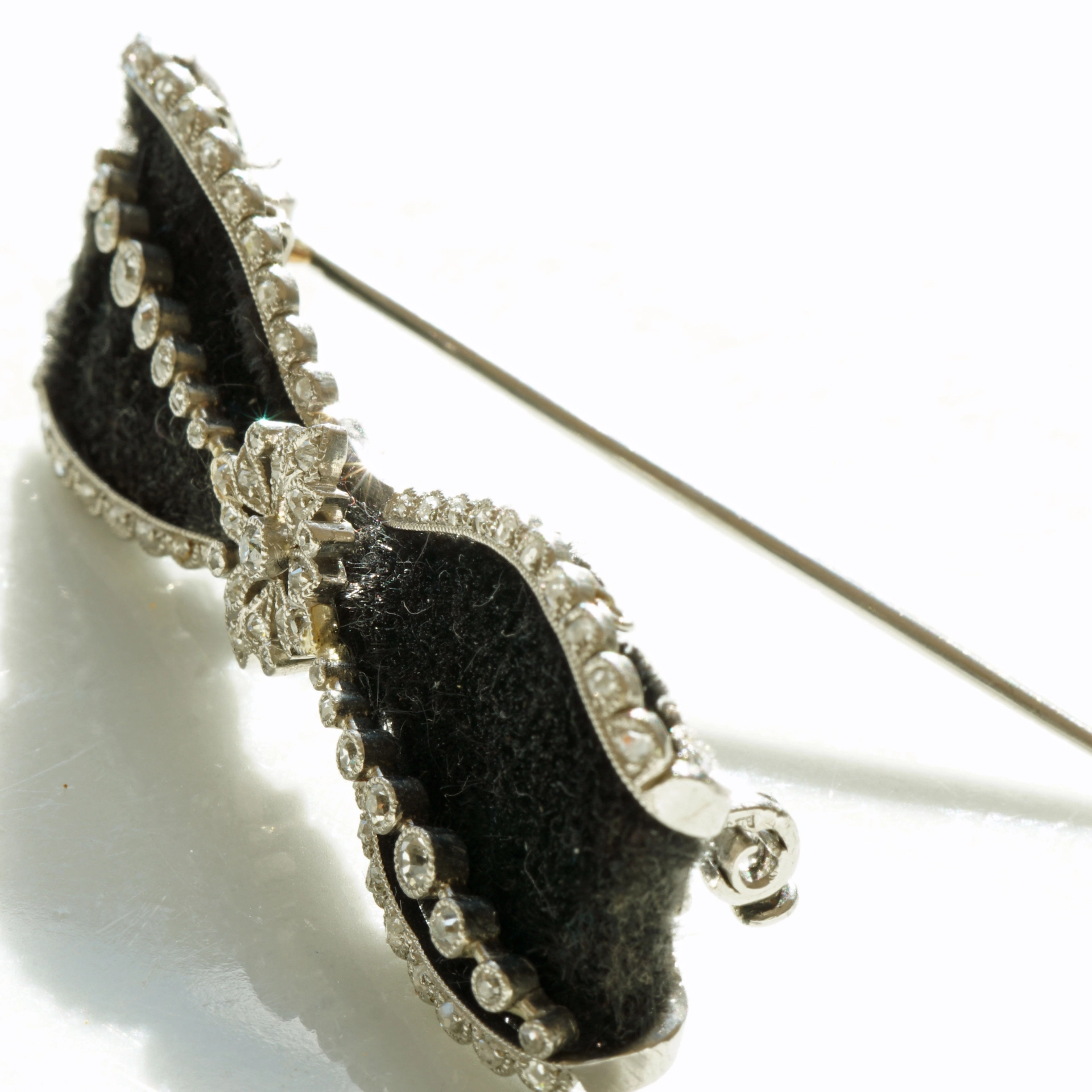 Art Deco Loop Brooche 950 Platinum around 1930...elegance and joie de vivre