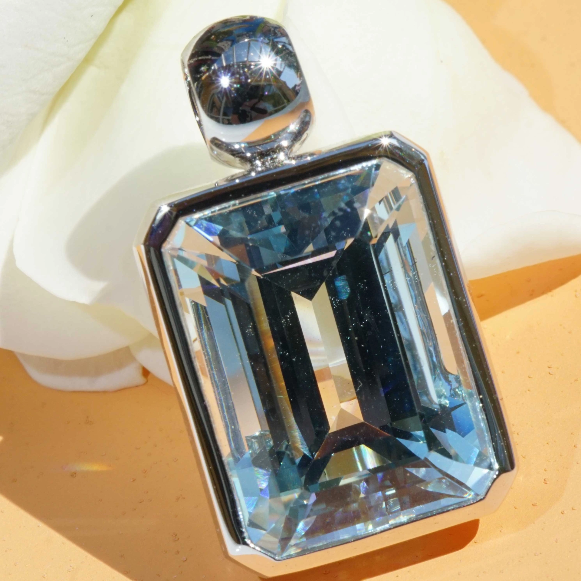 Newly arrived! Aquamarine Pendant 18 White Gold 17.66 ct  fine Quality feine Cut