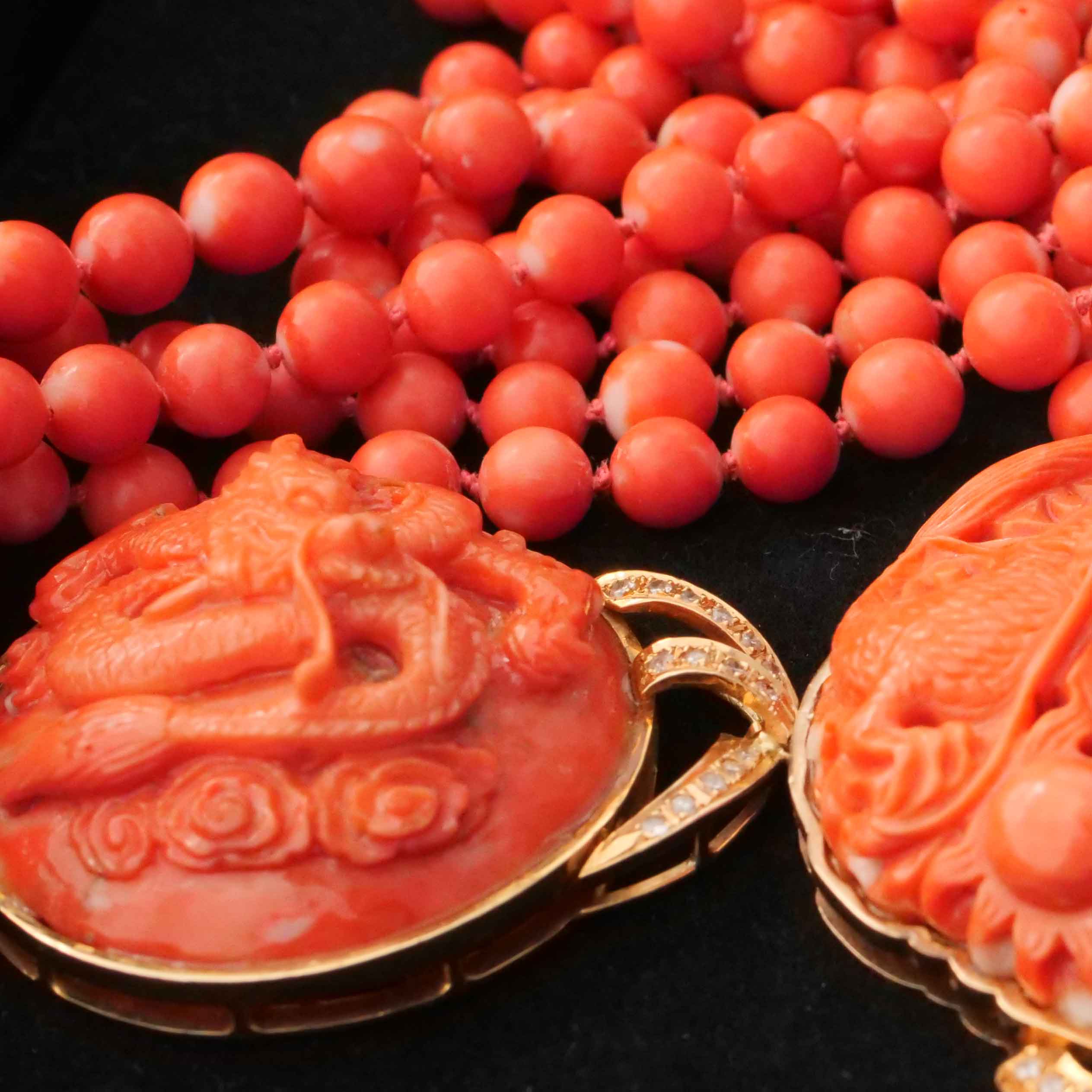Coral Brilliant Necklace around 1980 with carved Dragon Motifs and four-row Coral Ball Chain
