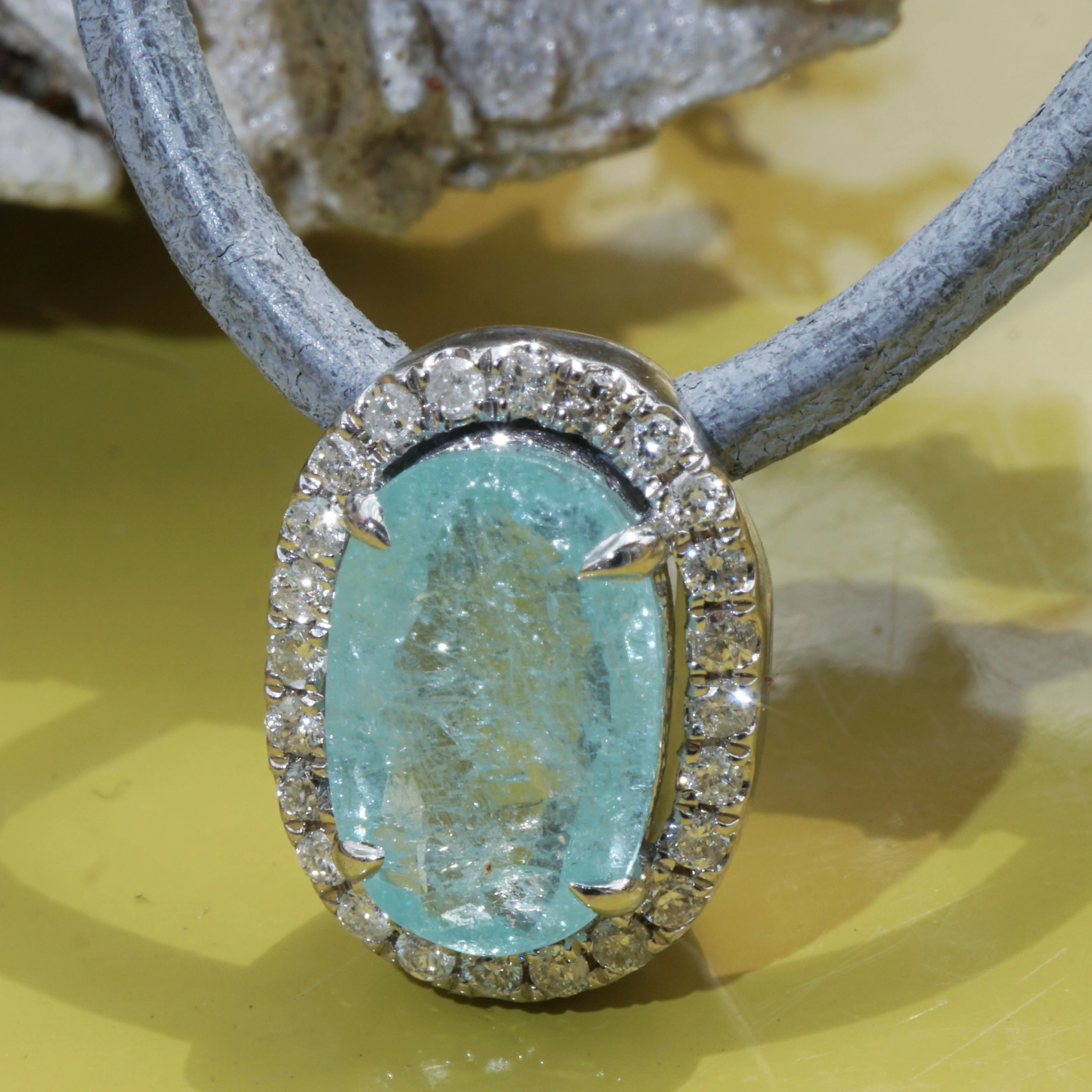 Paraiba Tourmaline Pendant 1.75 ct AAA 18 kt White Gold Brilliants 0.20 ct