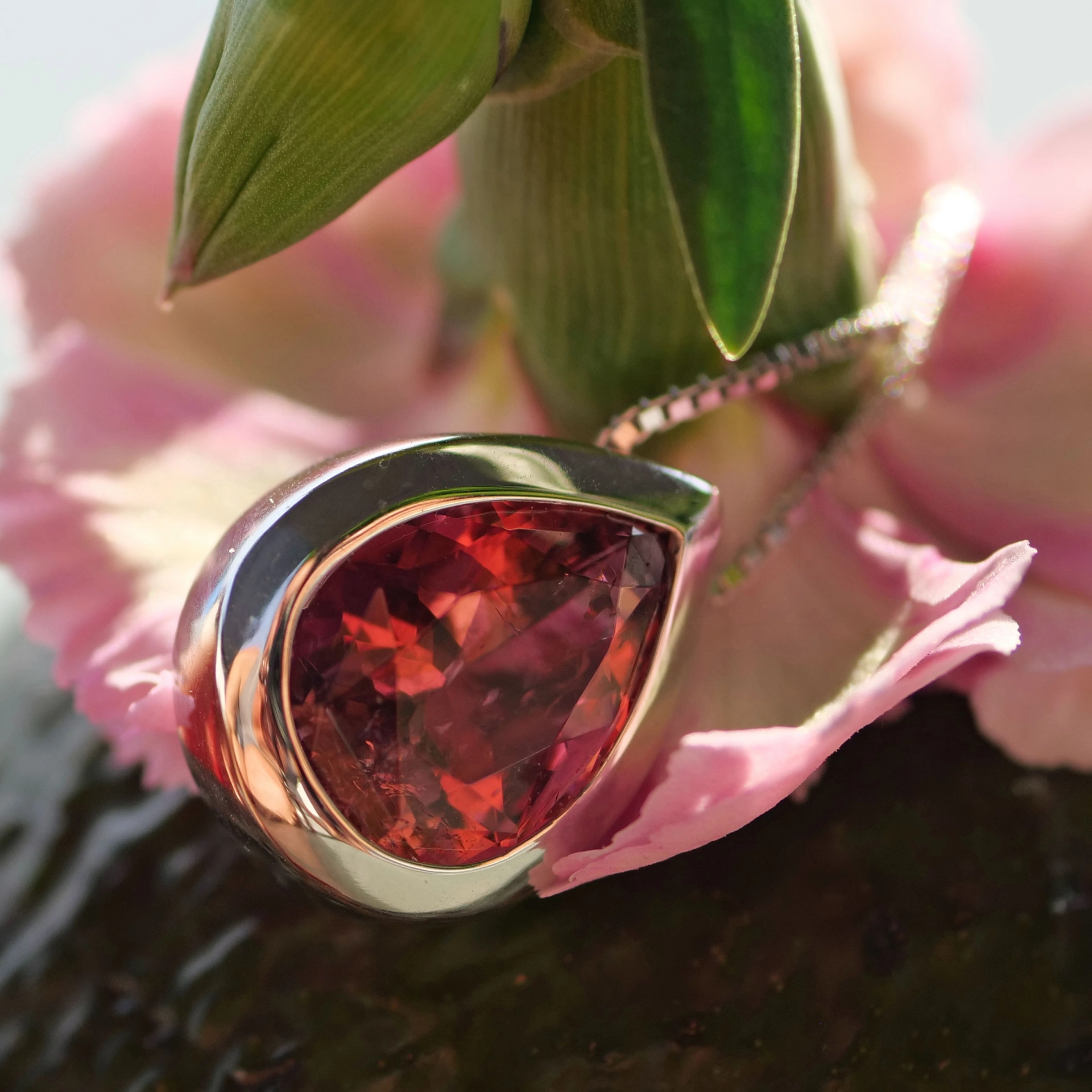 ..big pink turmalin pendant.....very nice color....great appearance, drop cut, approx. 3.66 ct, AAA