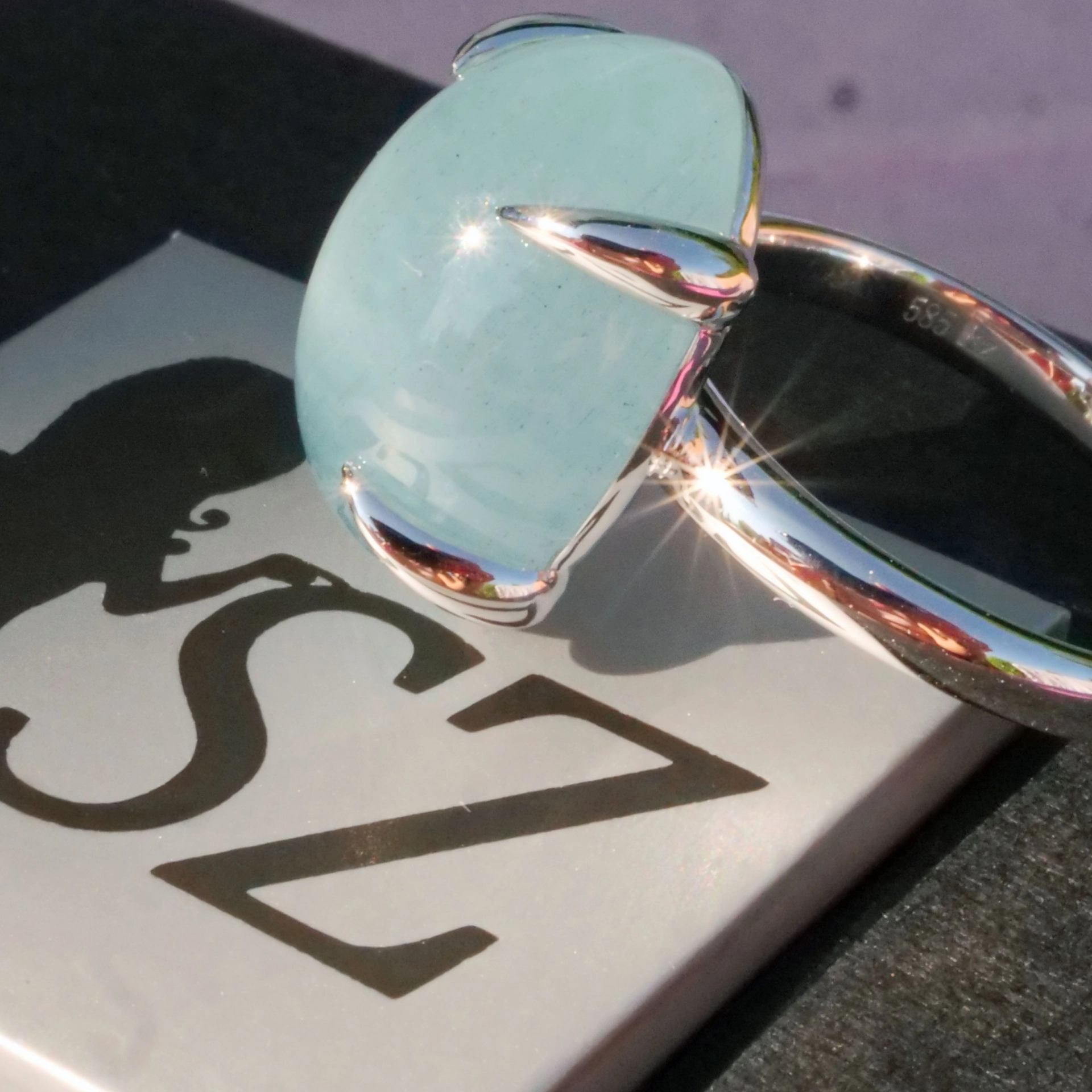 Aquamarin Ring 18 kt White Gold ...magic Light