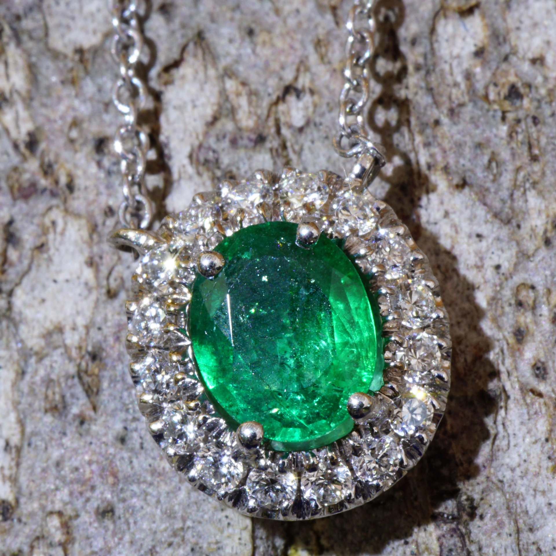 Diamond Emerald Necklace....18 kt Whitegold....bright green Emeraldcolor