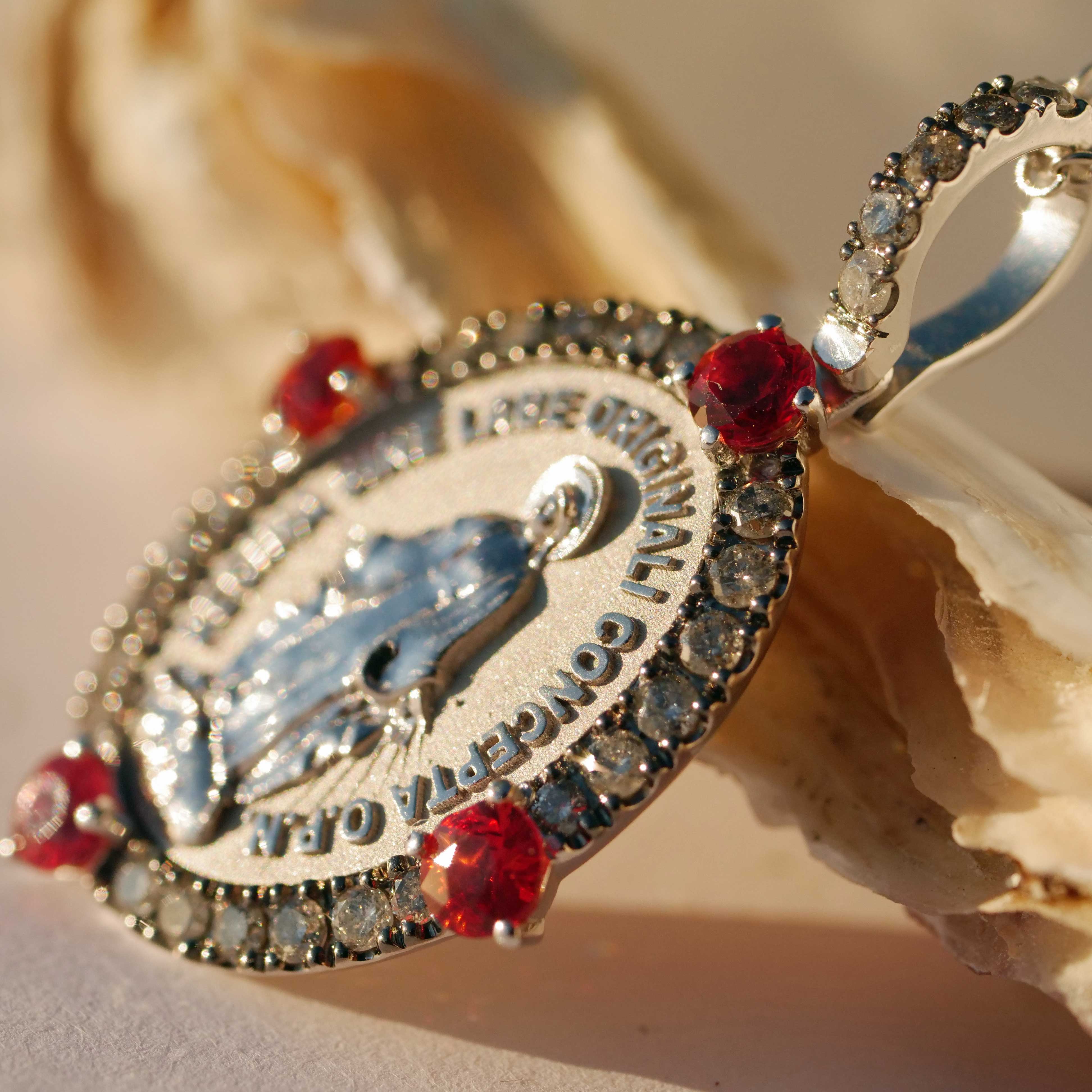 sweet madonna pendant made in italy, perfectly set in 750 white gold,