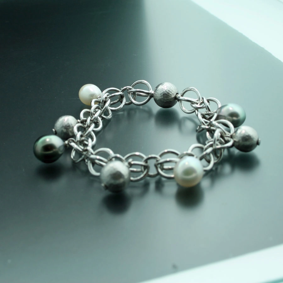 Gliederarmband mit Perlanhängern und gehämmerten Kugeln, 750er-Gold,Weißgold