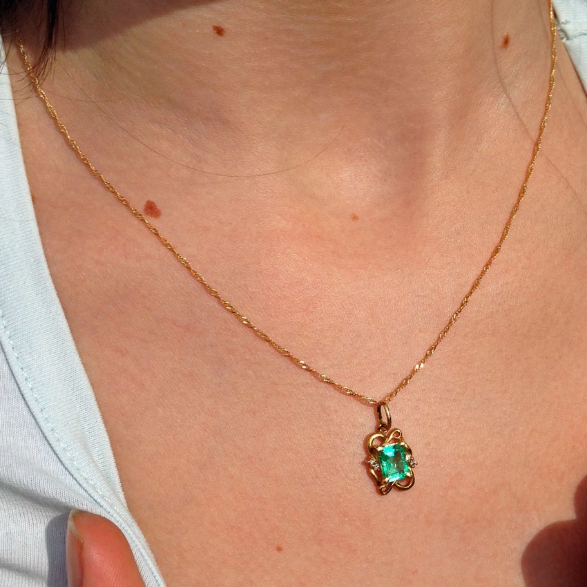 Anhänger mit Kette im Jugendstil, 750/-GG.