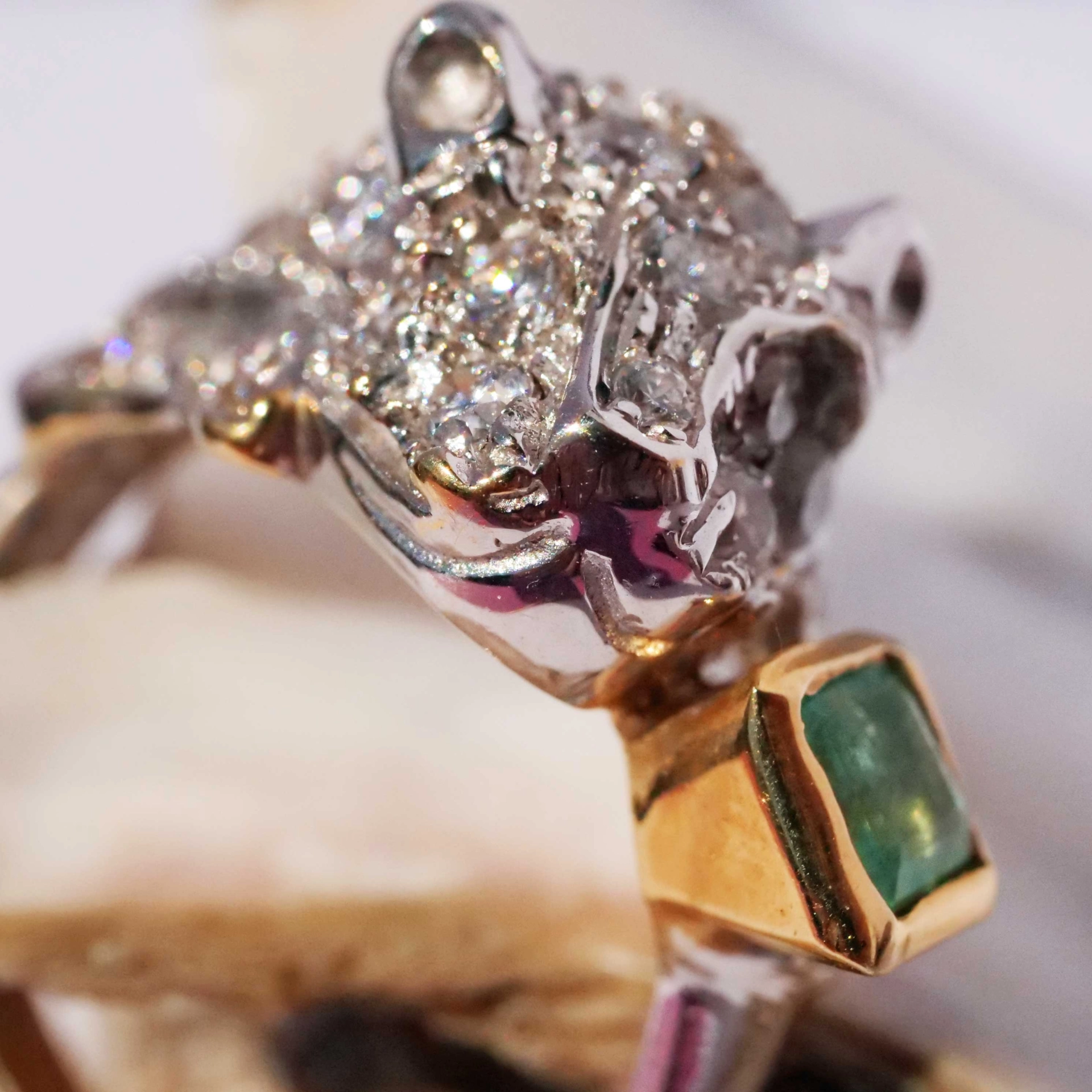 Emerald big Cat Ring 18 kt White Gold 0.25 ct beautifully designed