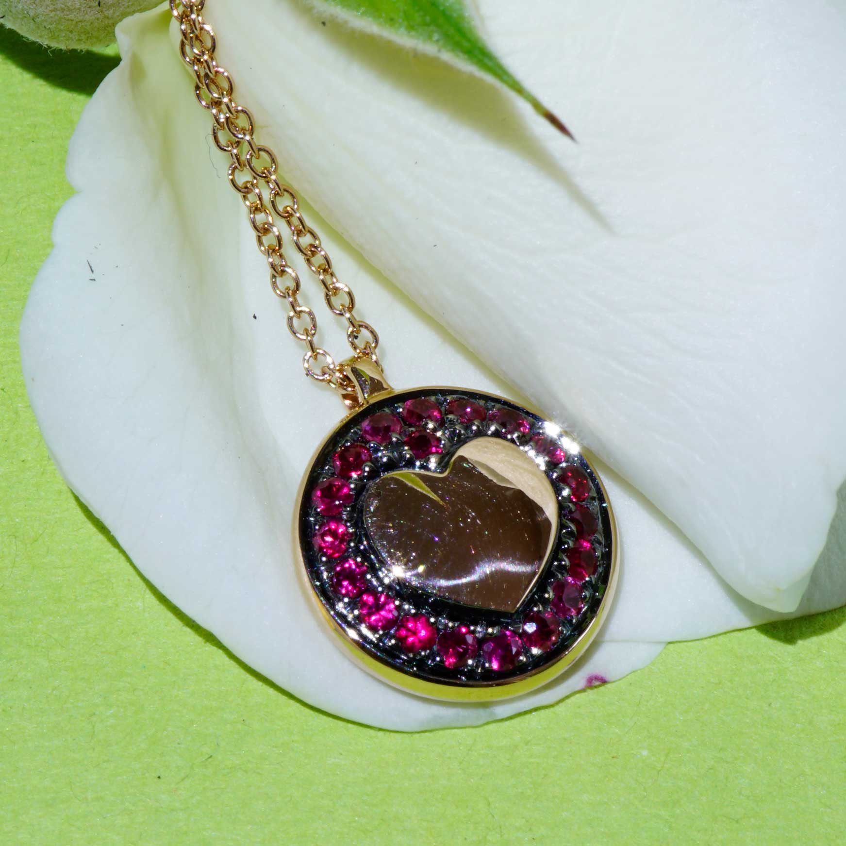 LOVE Sapphire Heart Pendant with Chain 750 Rose Gold.... super cool traditional Goldsmith Work 