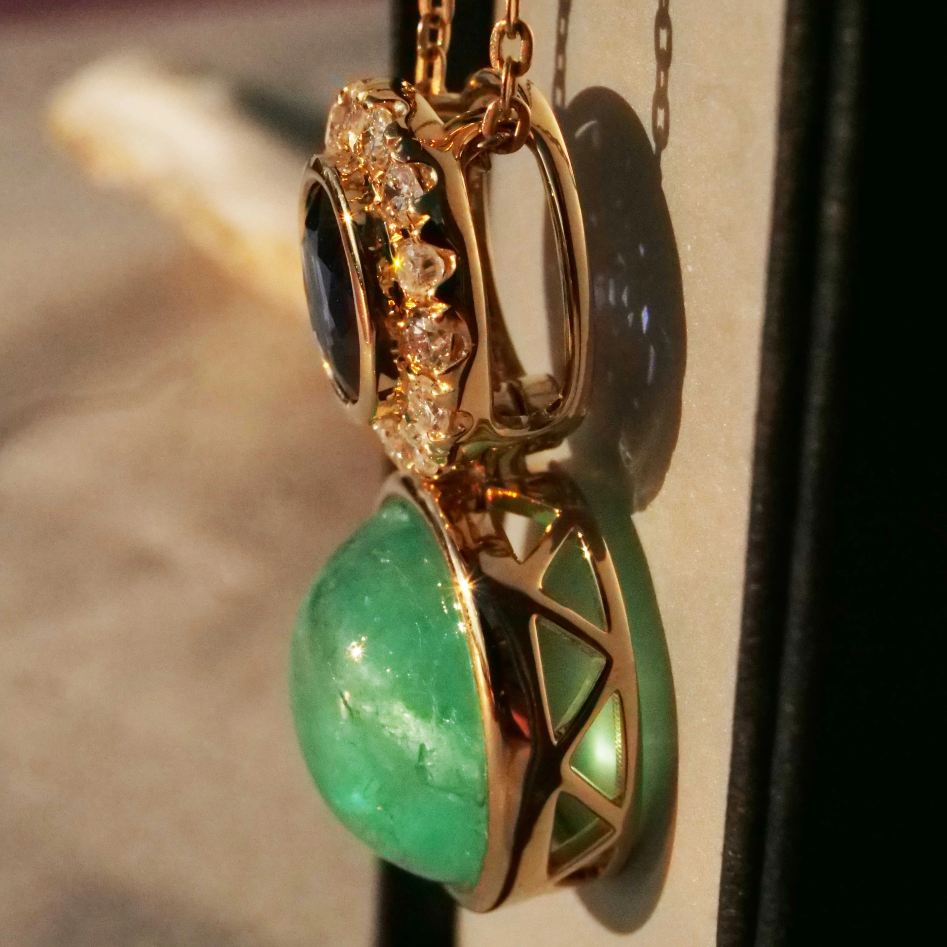 Pendant fine saphire AAA+ Emerald from Columbia and diamonds....precious Kombination