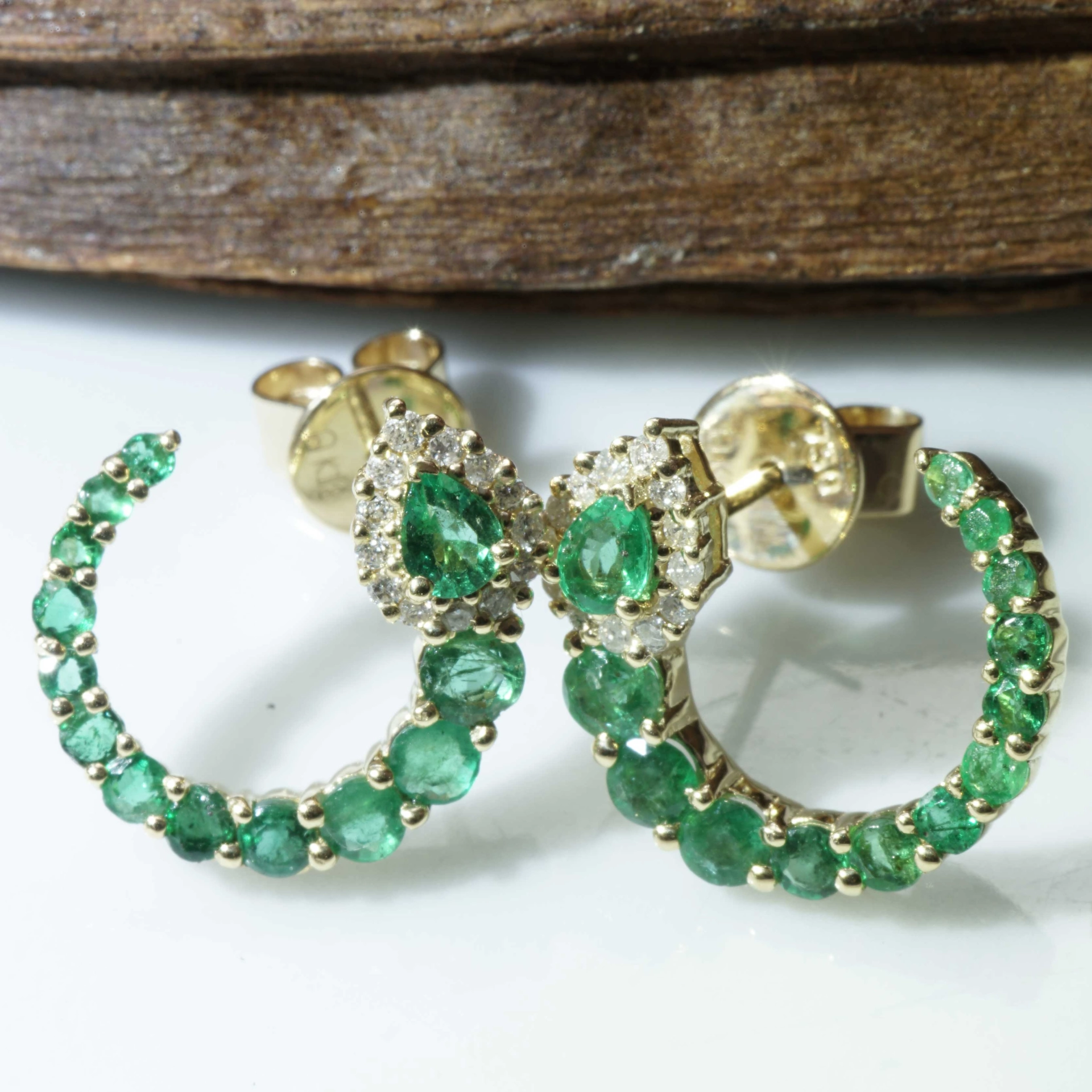 Emerald Brilliant Stud Earrings Three Quarter Circle 18 kt Yellow Gold