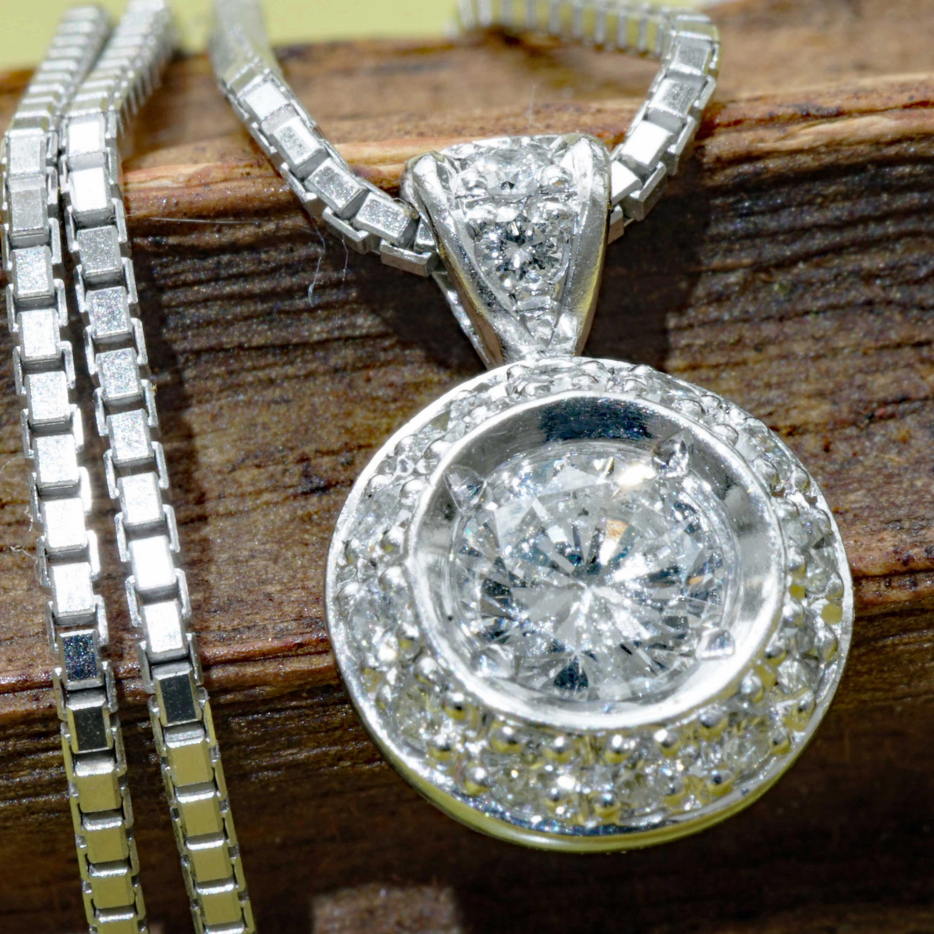 Brilliant Necklace 0.53 ct Solitaire with Halo Palladium 18 kt Whitegold