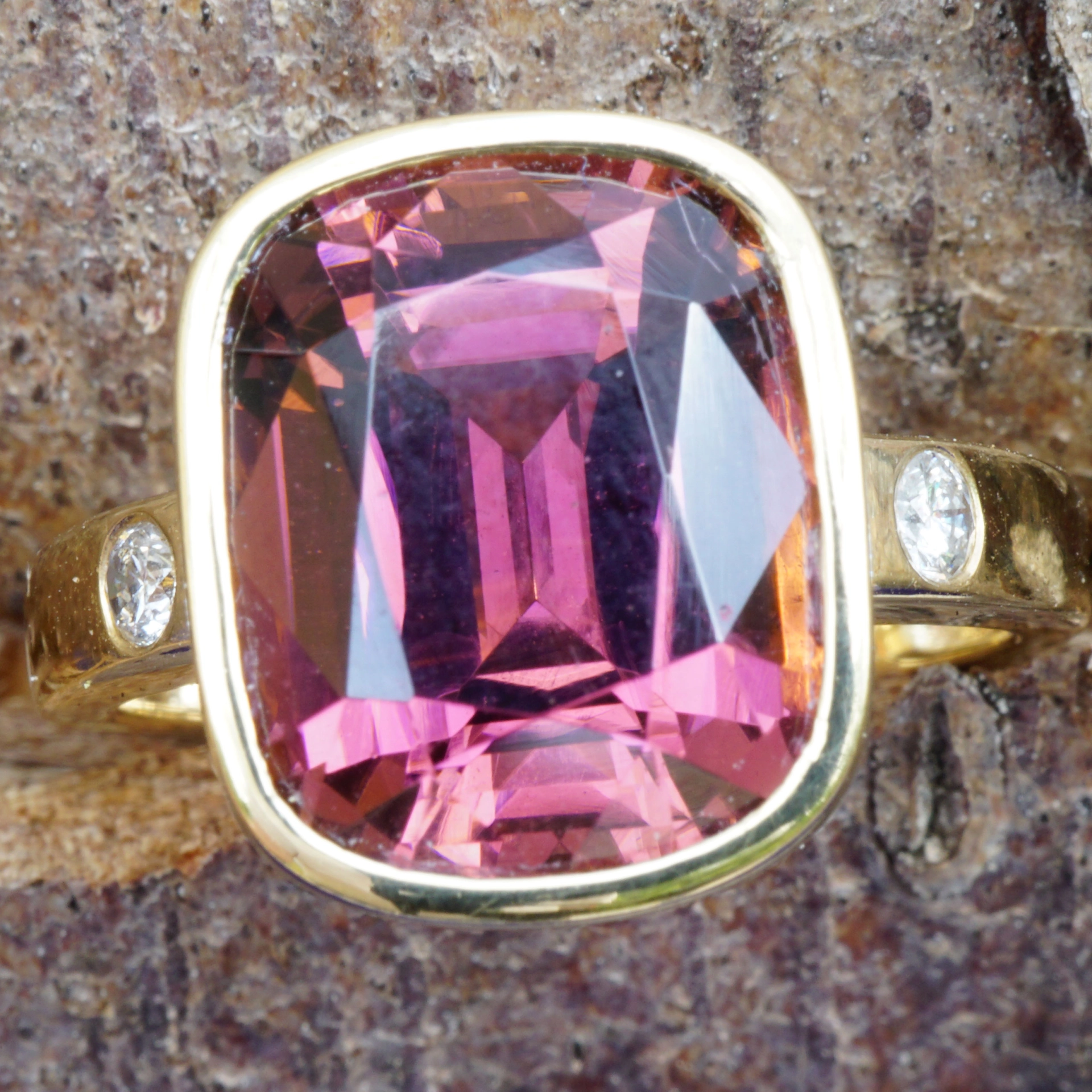 Kunar Mine Tourmaline Brillant Ring.....exceptional Color Deep Pink...18 kt Yellowgold