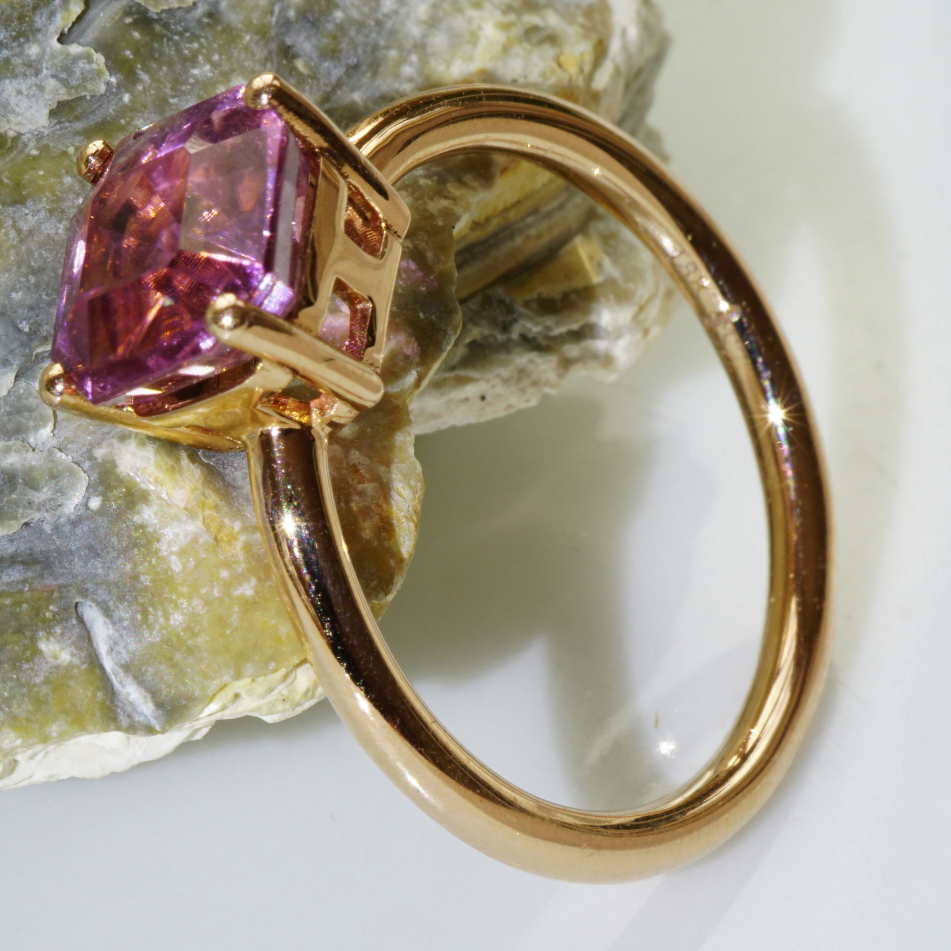 Turmalin Ring 18 kt Rosegold phantastic Color pink bluish