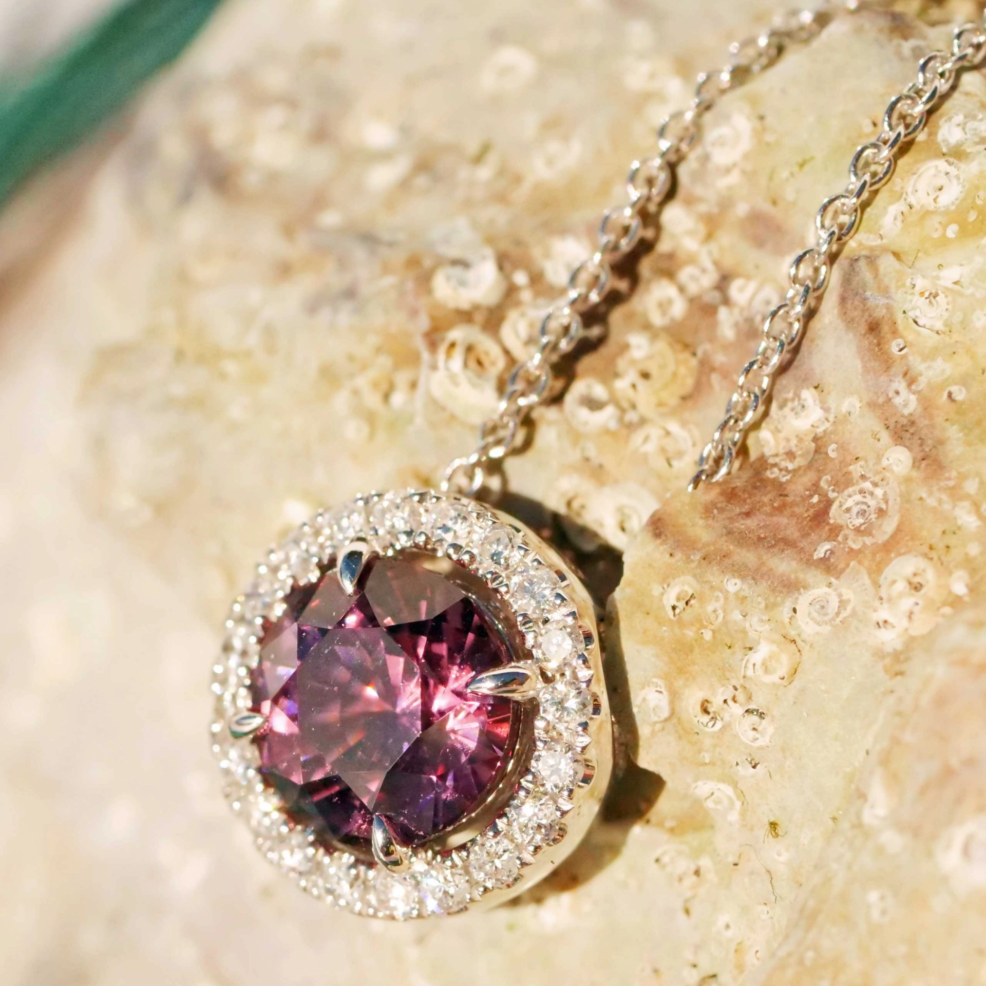 Spinel Brilliant Pendant 1.50 ct 0.14 ct TW VS..natural Color pink-violet-aubergine 18kt White Gold