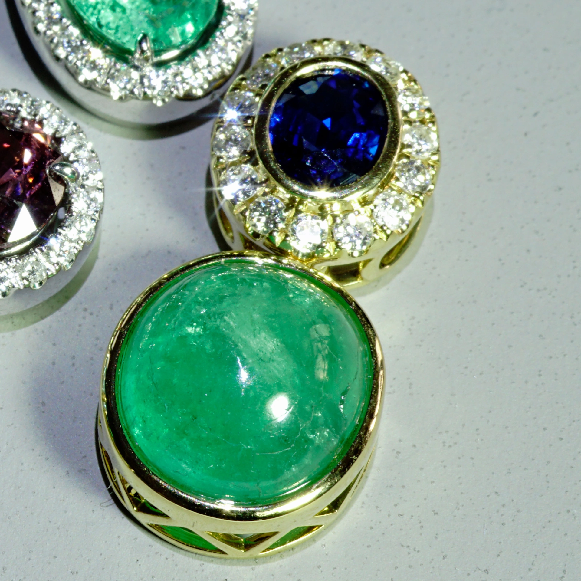 Pendant fine saphire AAA+ Emerald from Columbia and diamonds....precious Kombination