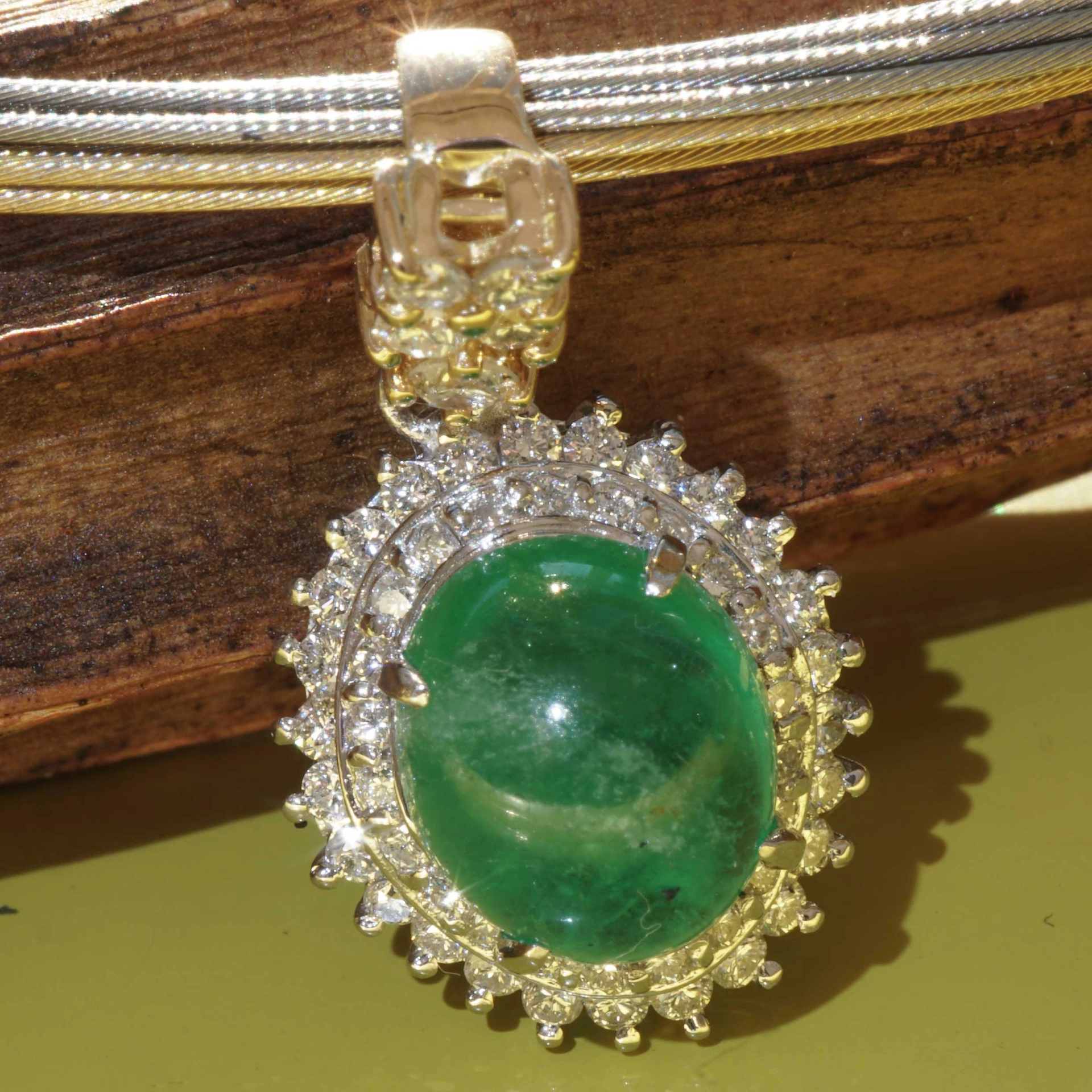 Emerald Brilliant Pendant in so bright Color 3.24 ct 0.50 ct TW VS Platinium 18 kt Gold