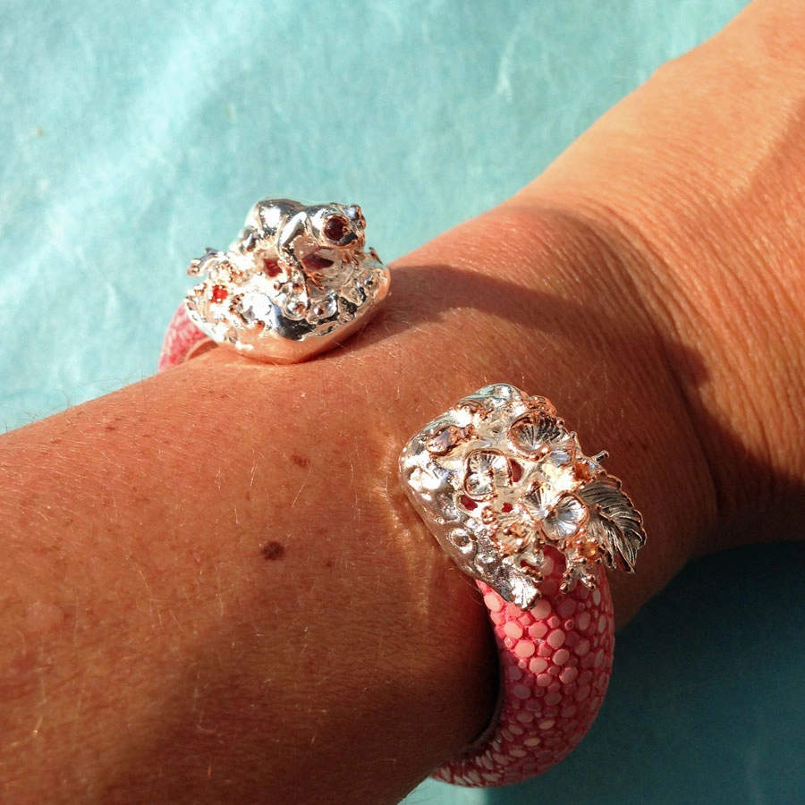 Rochenleder-Armreif mit Froschmotiv und Saphiren, 925/-Silber/vergoldet, Handarbeit, SW 490.-Euro
