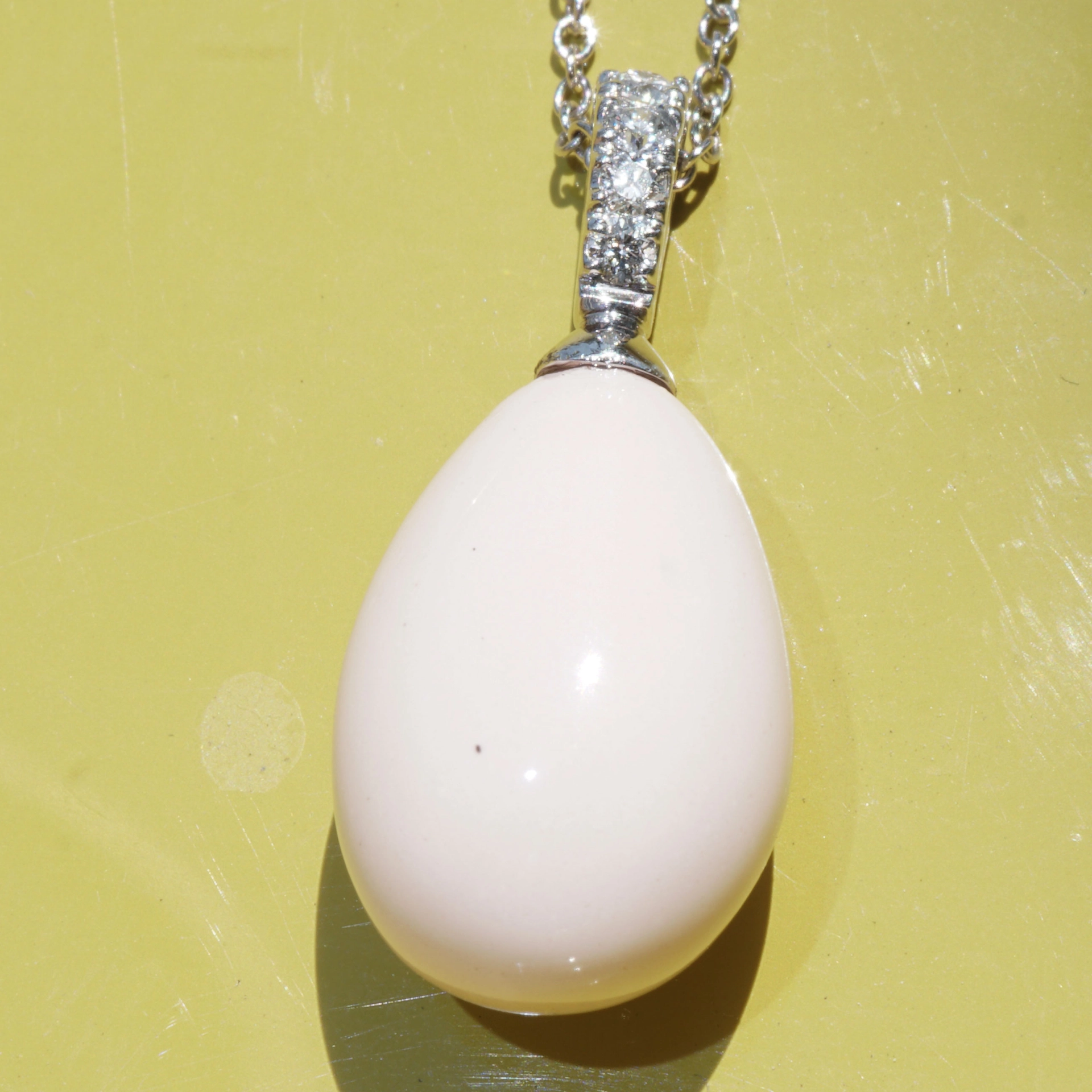 Fine Angel Skin Drop Brilliant Pendant with Chain 18 kt White Gold...sooo elegant