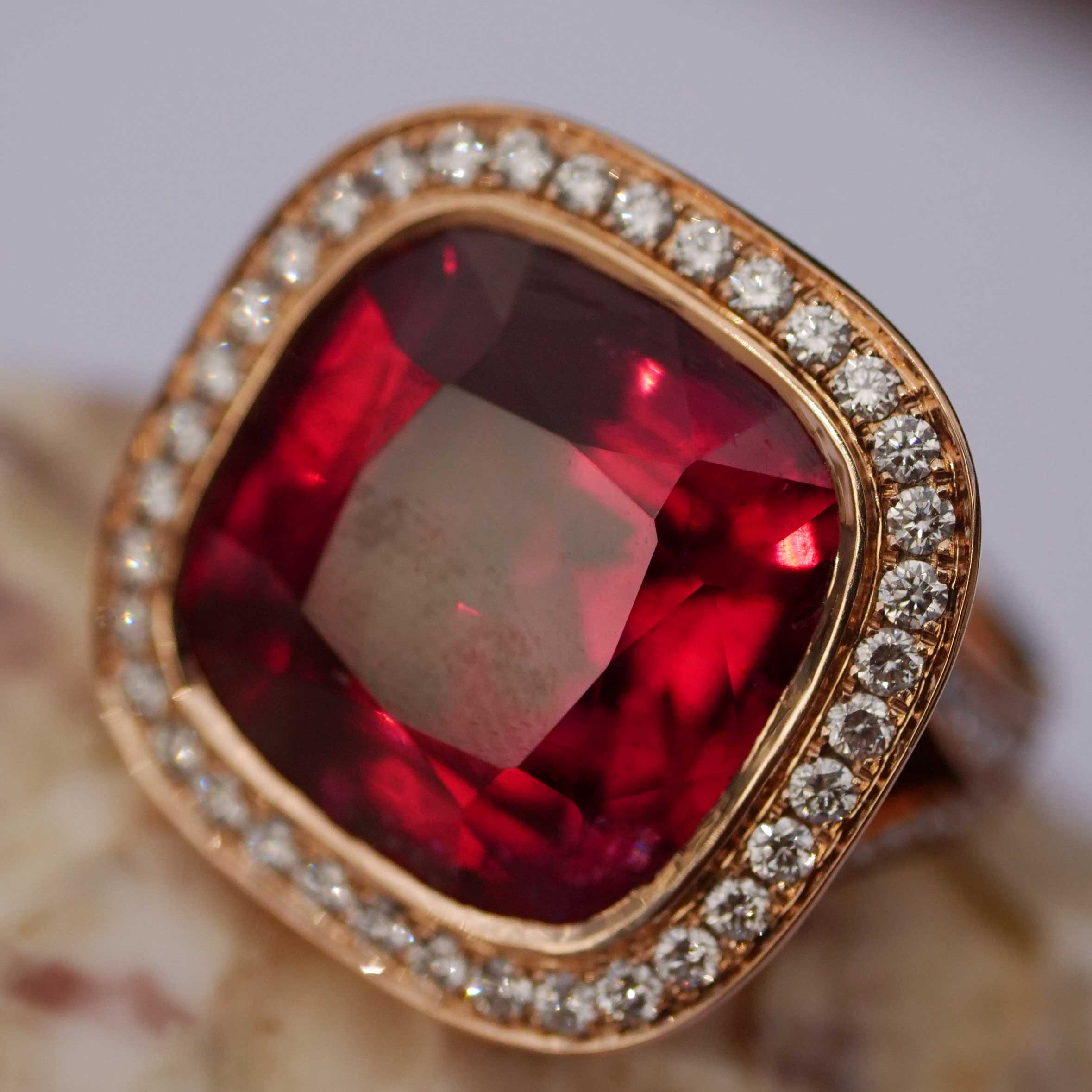 Rare Rubellite Brilliant Ring from Afghanistan 23.10 ct red-pink Exception of Luminosity AAA+