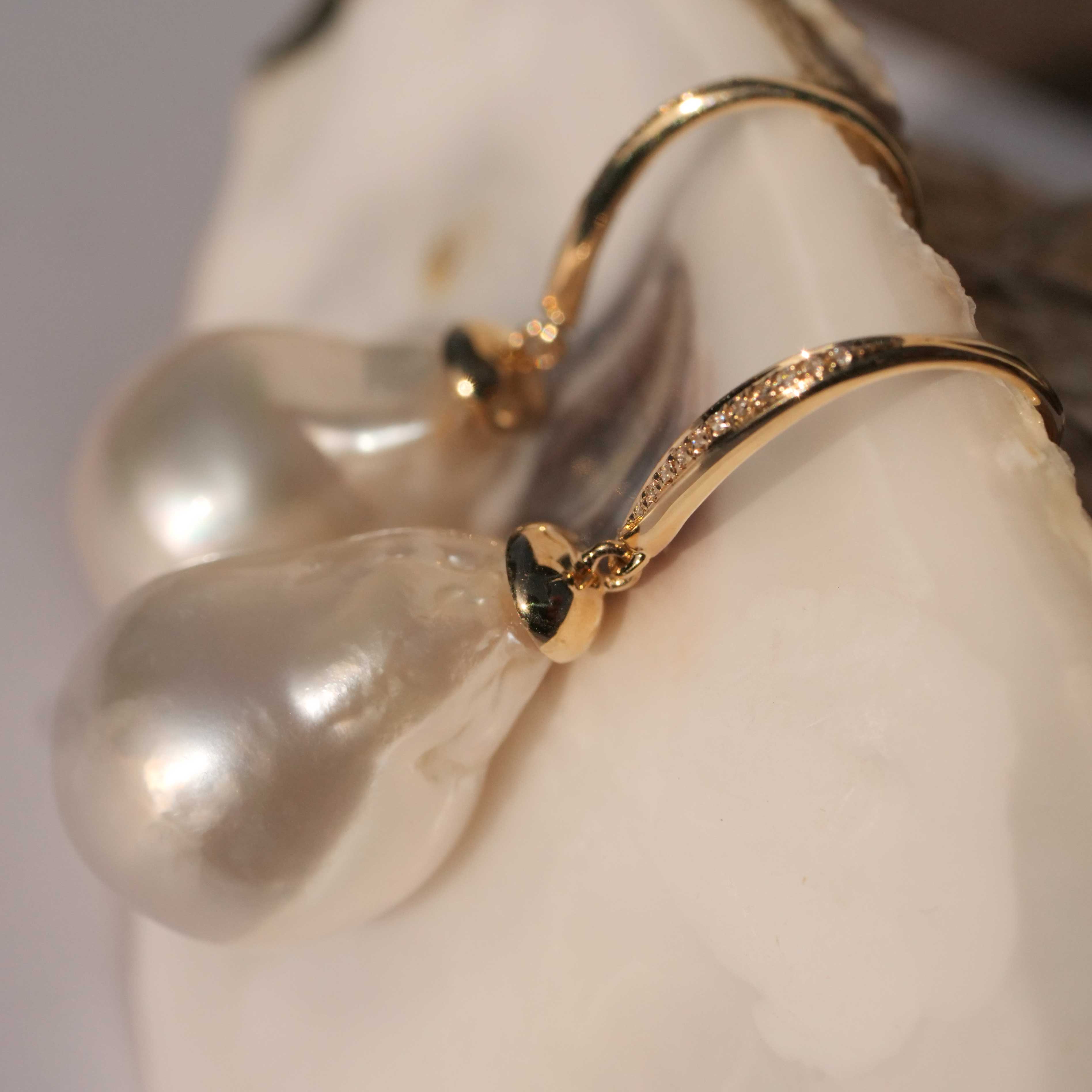 White South Sea Cultured Pearl Diamond Drop Drop Earrings Baroque 20 x 13.5 mm 585 Yellow Gold