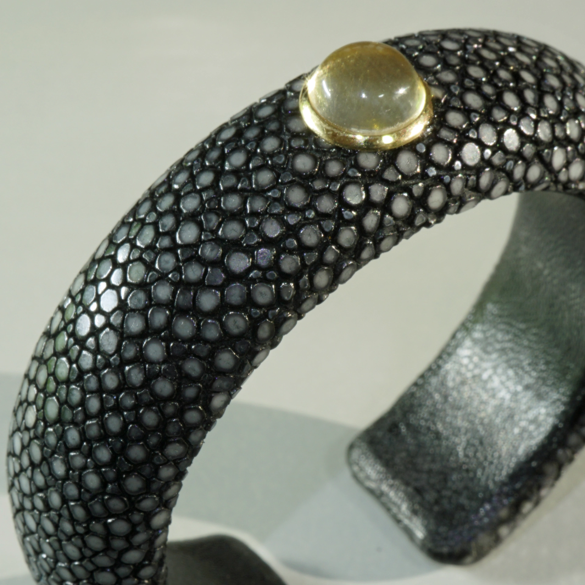 Citrine Stingray Leather Bangle 585 gold 14 kt yellow gold  High-Quality piece of Jewelry