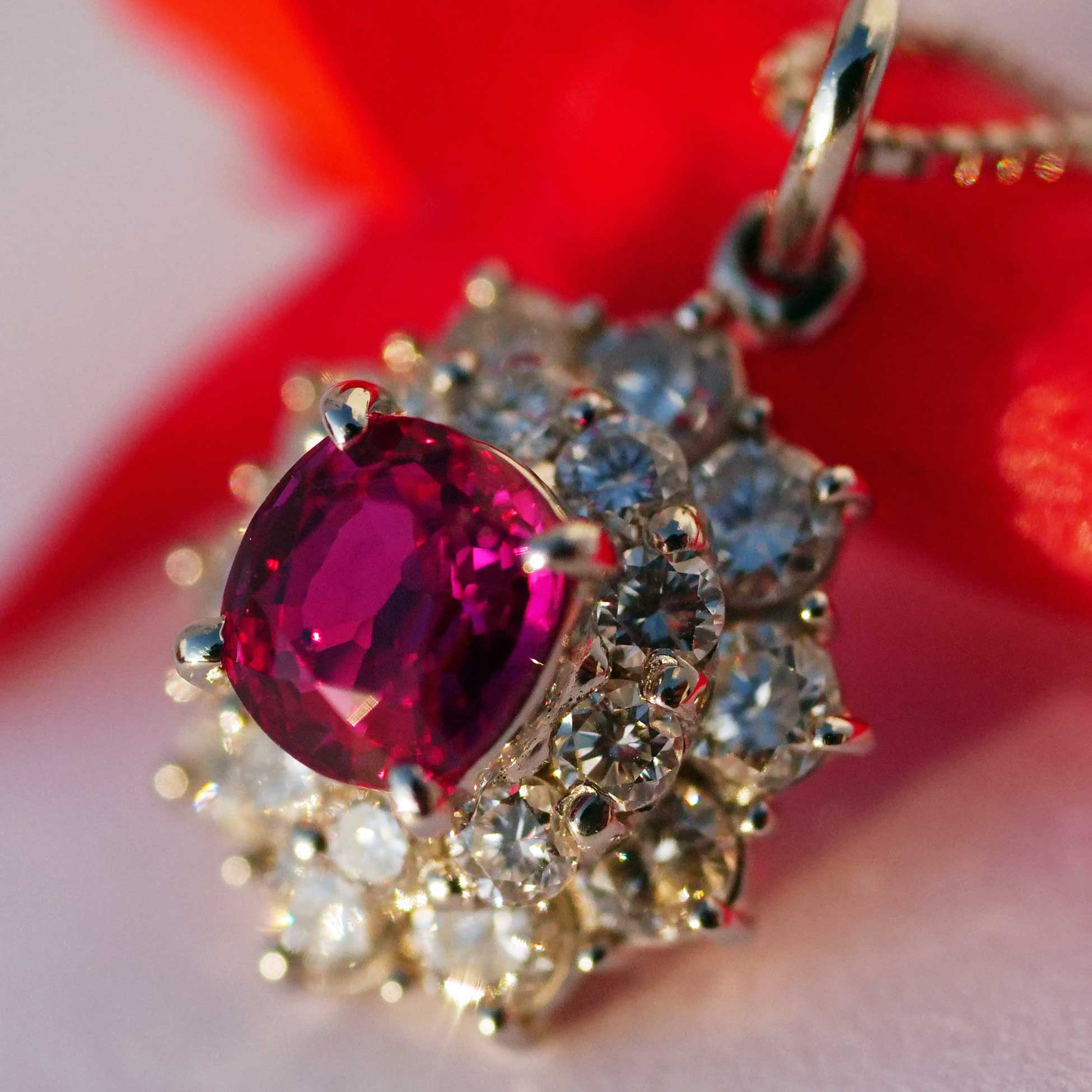 BURMA unerhitzt Rubin Brillant Anhänger m. Kette 0.84 ct 1.01 ct GIA Zertifikat 900er/850er Platin  BURMA unerhitzt Rubin Brillant Anhänger m. Kette 0.84 ct 1.01 ct GIA Zertifikat 900er/850er Platin