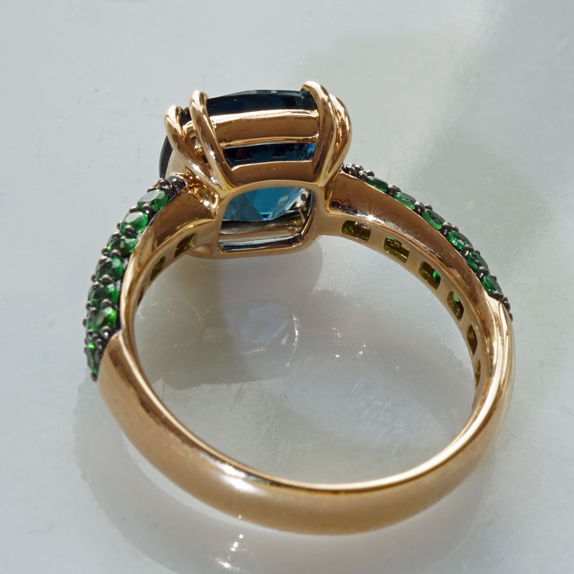 Blue and Green....what a Cool Combination....Yellowgold Ring 18 kt Topaz and Tsavorith