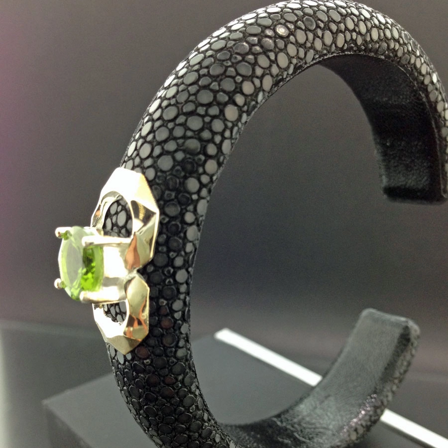 Peridot-Rochenleder-Armreif, 925/-Silber