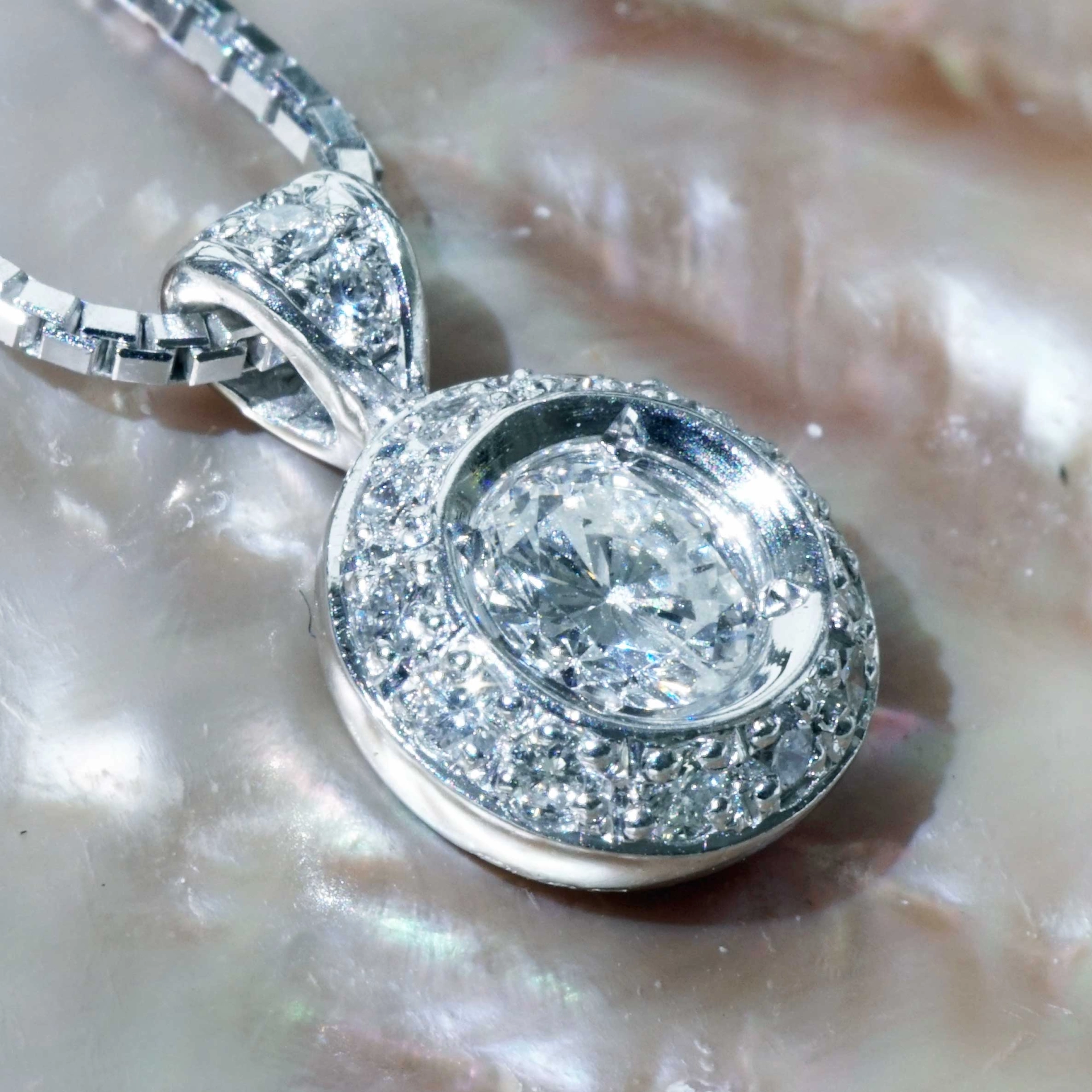 Brilliant Necklace 0.53 ct Solitaire with Halo Palladium 18 kt Whitegold