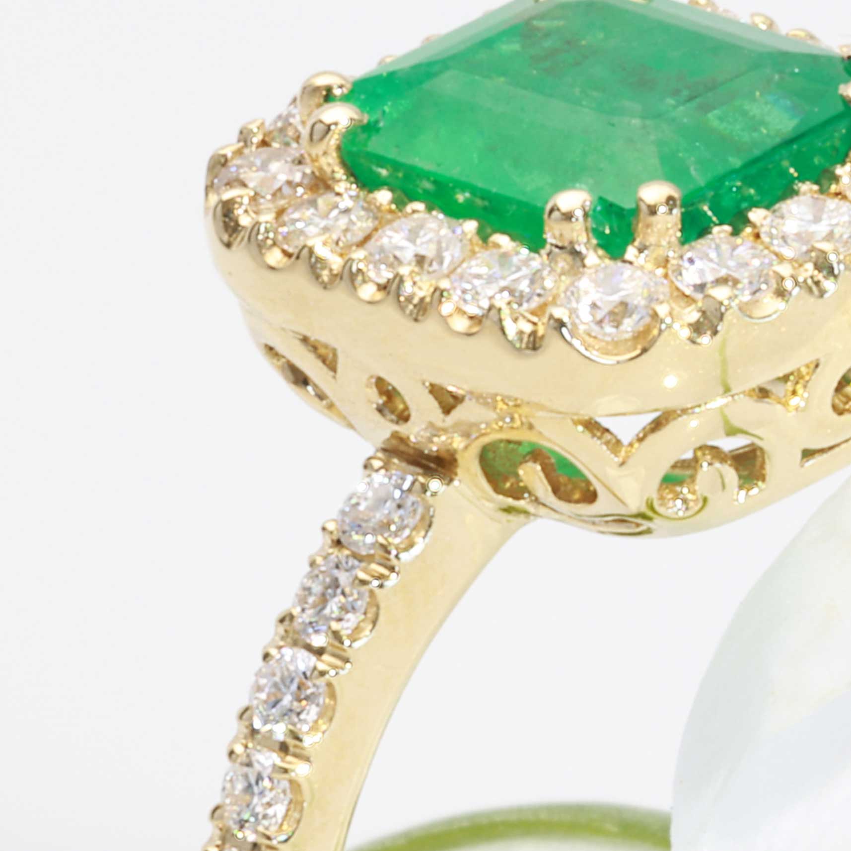 Emerald Brilliant-Cut Ring 1,532 ct / 0.55 ct 750 Yellow Gold – King of Gemstones