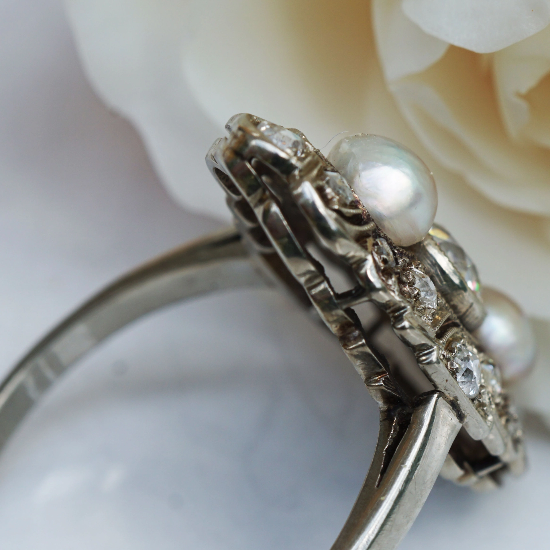 Art Deco Ring um 1930 Platin mit Orientperlen und Altschliffbrillanten und Diamantrosen