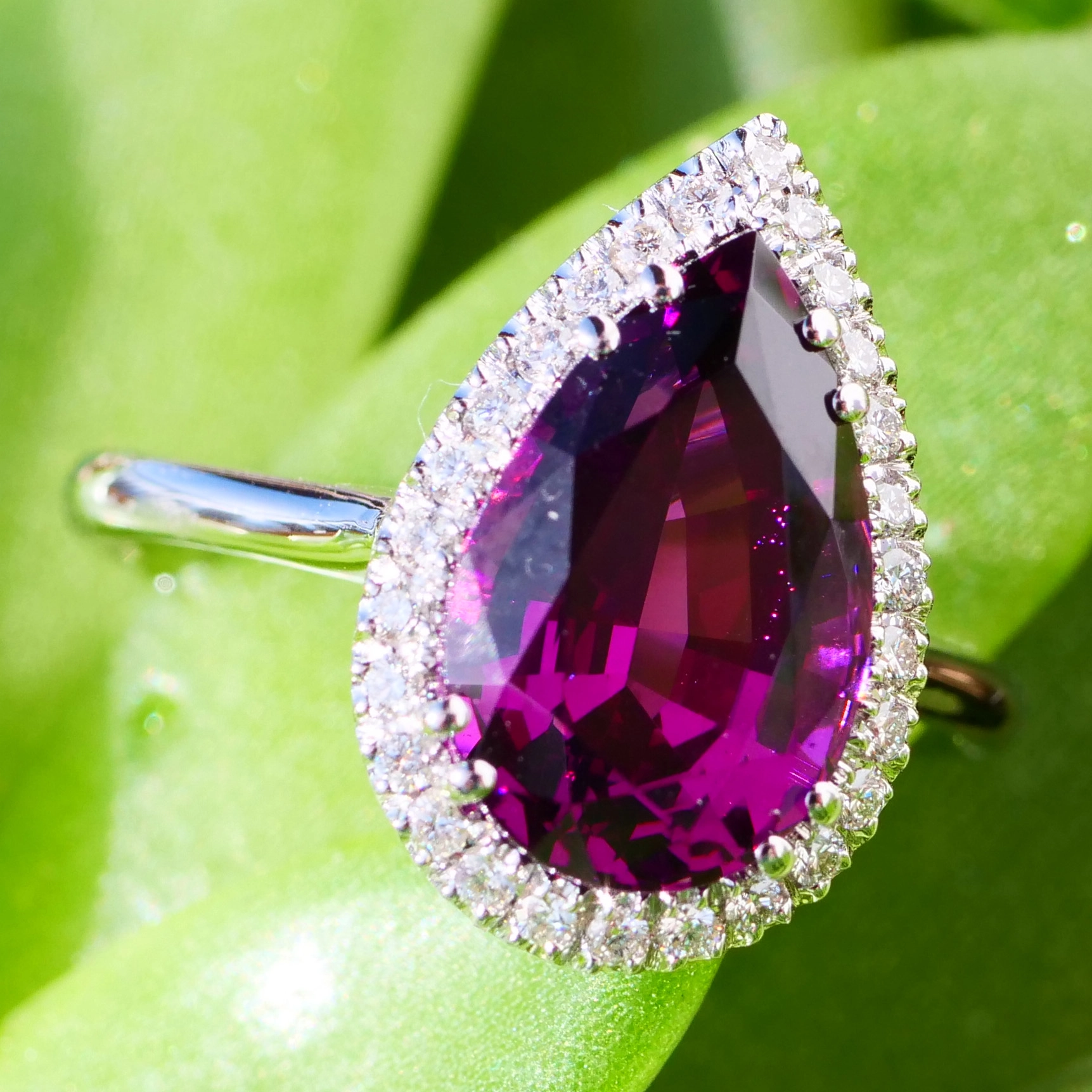 Schmuckzicke | Amaranth Rhodolith Granat Brillant Ring Weissgold Mosambik