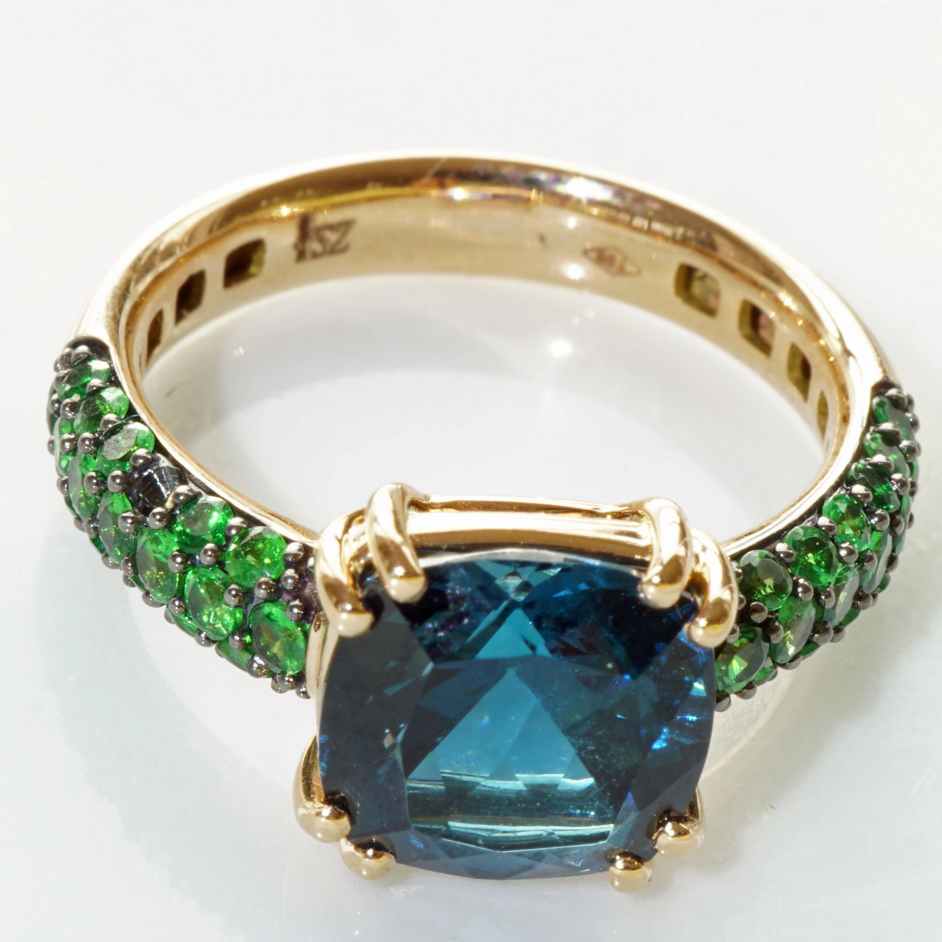 Blue and Green....what a Cool Combination....Yellowgold Ring 18 kt Topaz and Tsavorith